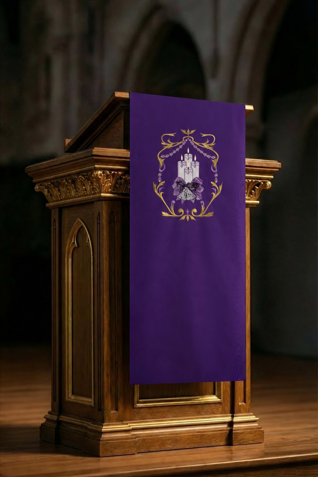 Pano de ambão roxo para o Advento, bordado com motivo de velas