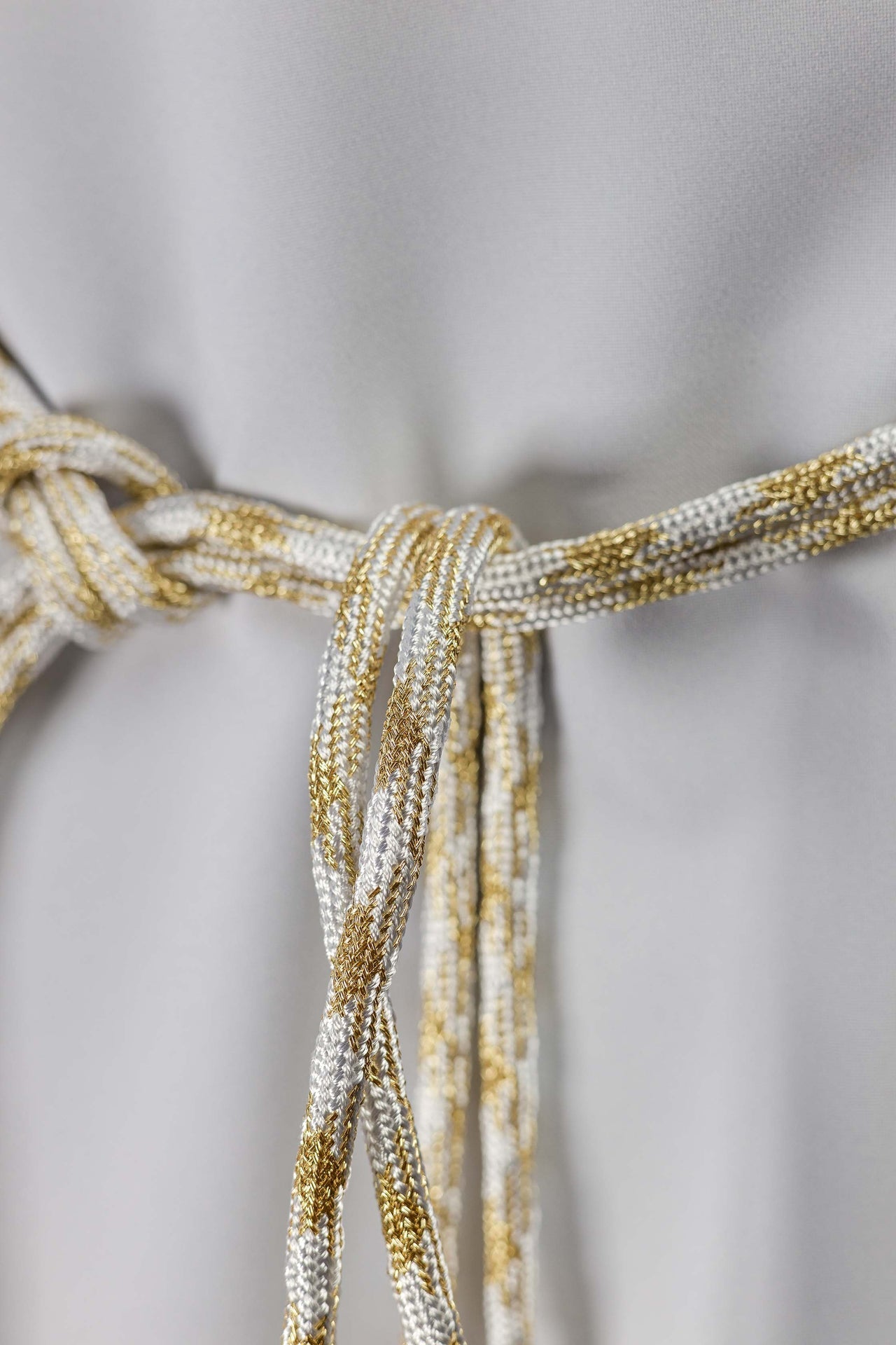 Cíngulo litúrgico branco e dourado