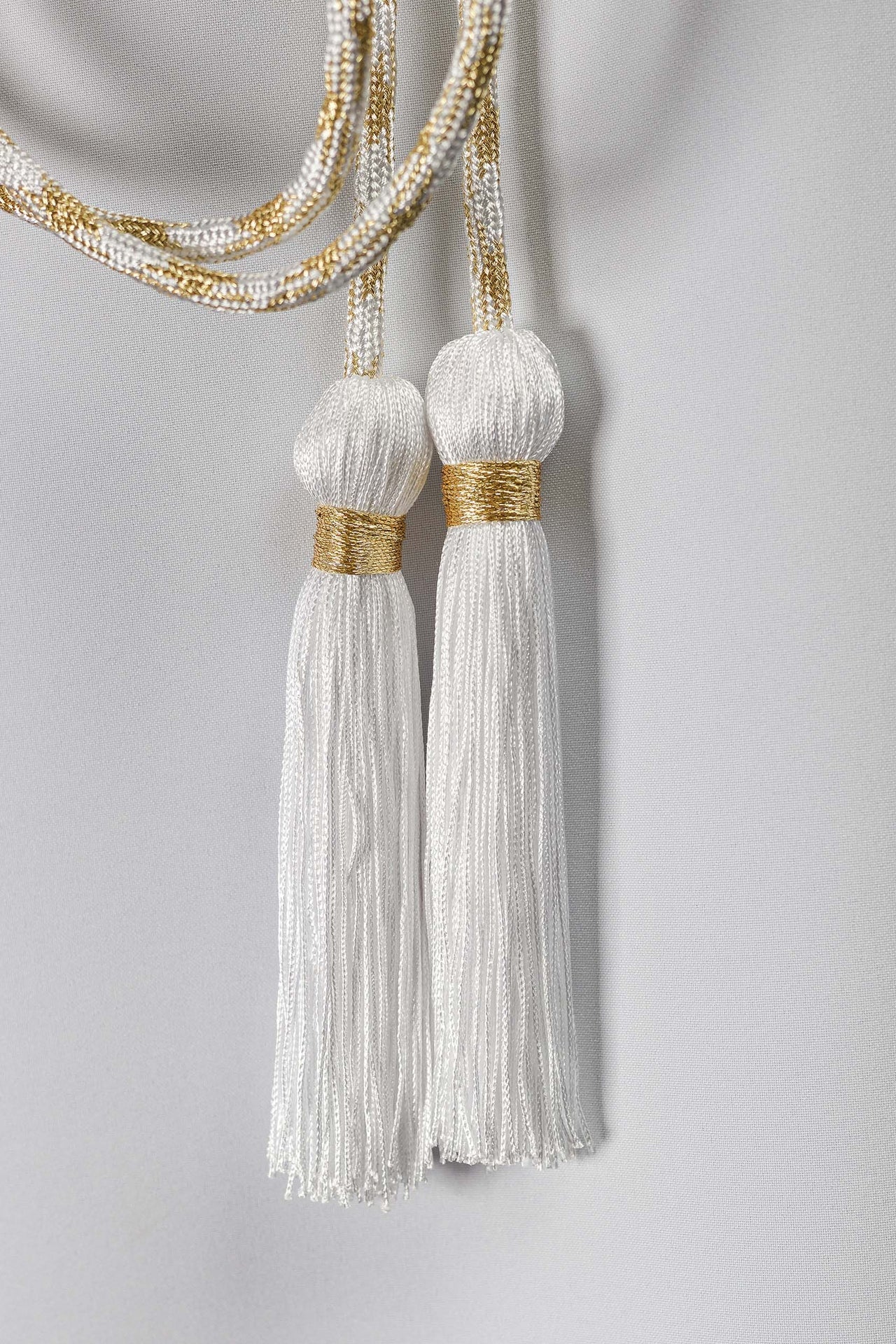Cíngulo litúrgico branco e dourado