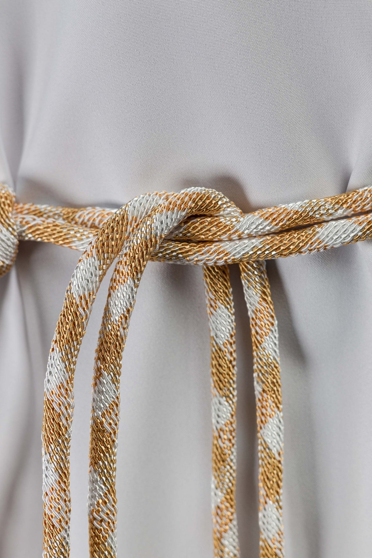 Cíngulo litúrgico branco e dourado premium