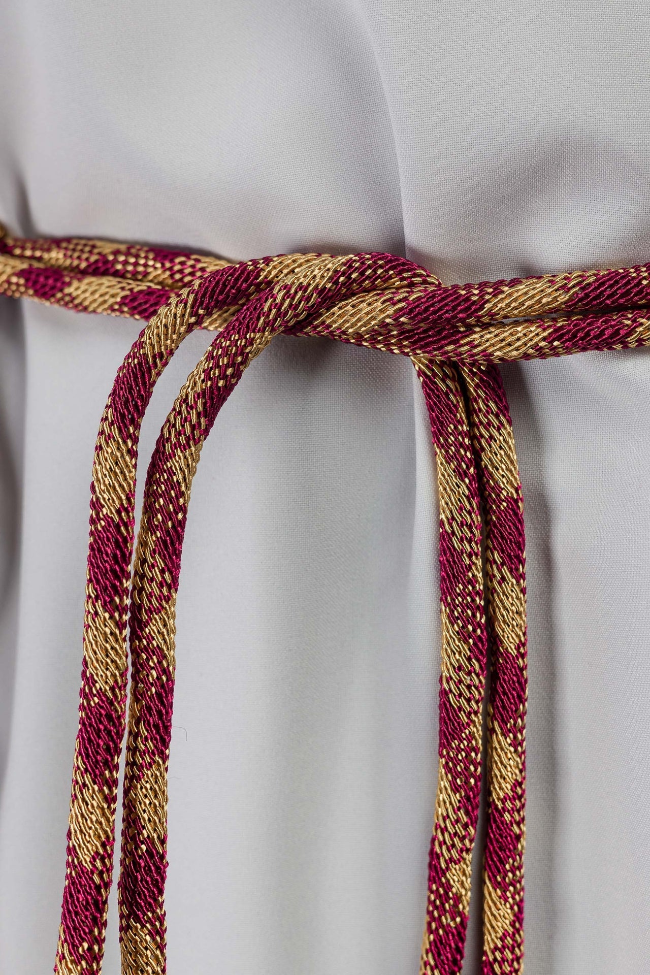 Cíngulo litúrgico vermelho e dourado premium - chasubles.com.br
