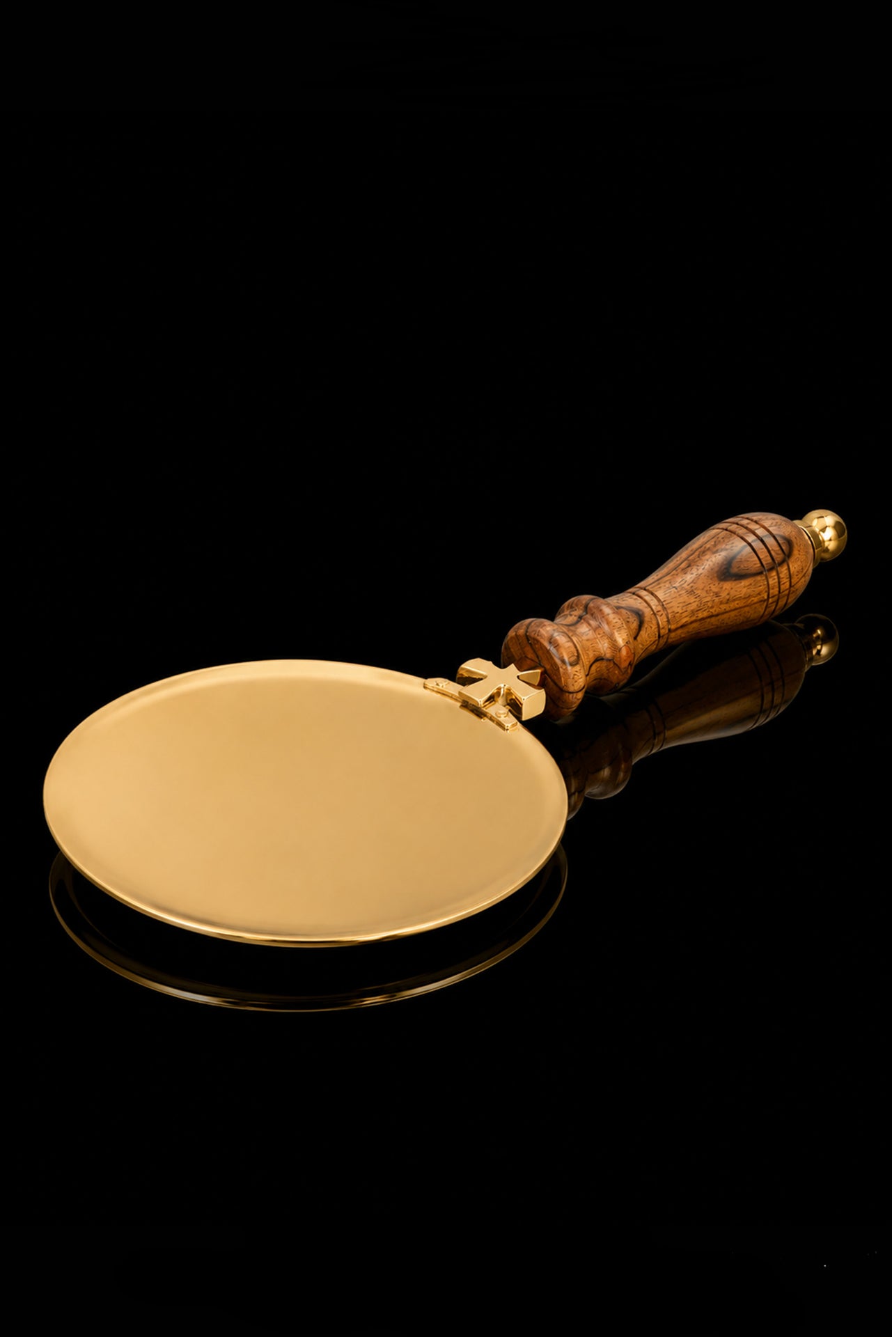 Patena de comunhão em chapa de latão com cabo de madeira – 15 cm