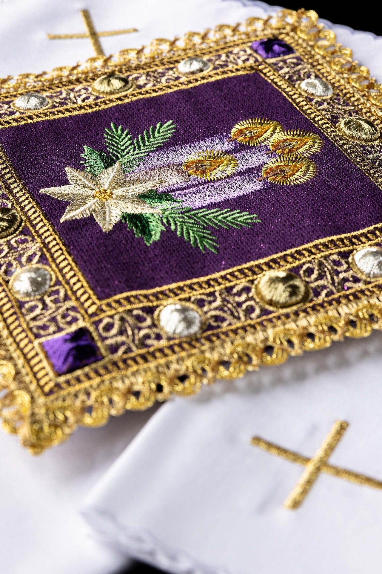 Conjunto de alfaias litúrgicas roxas para o Advento: pala com bordado de velas e moldura dourada, corporal, sanguíneo e manutérgio com bordado de cruz dourada