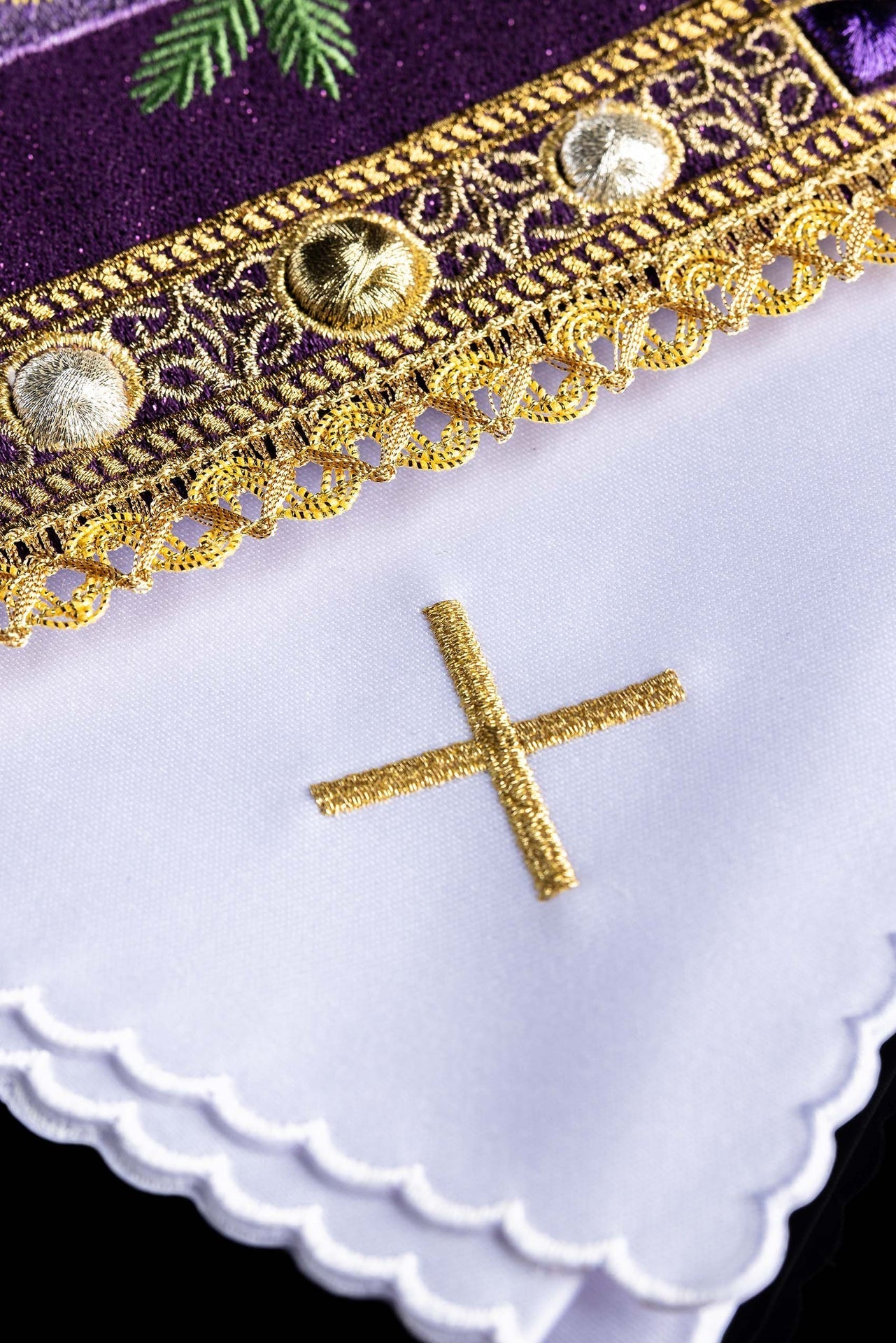 Conjunto de alfaias litúrgicas roxas para o Advento: pala com bordado de velas e moldura dourada, corporal, sanguíneo e manutérgio com bordado de cruz dourada
