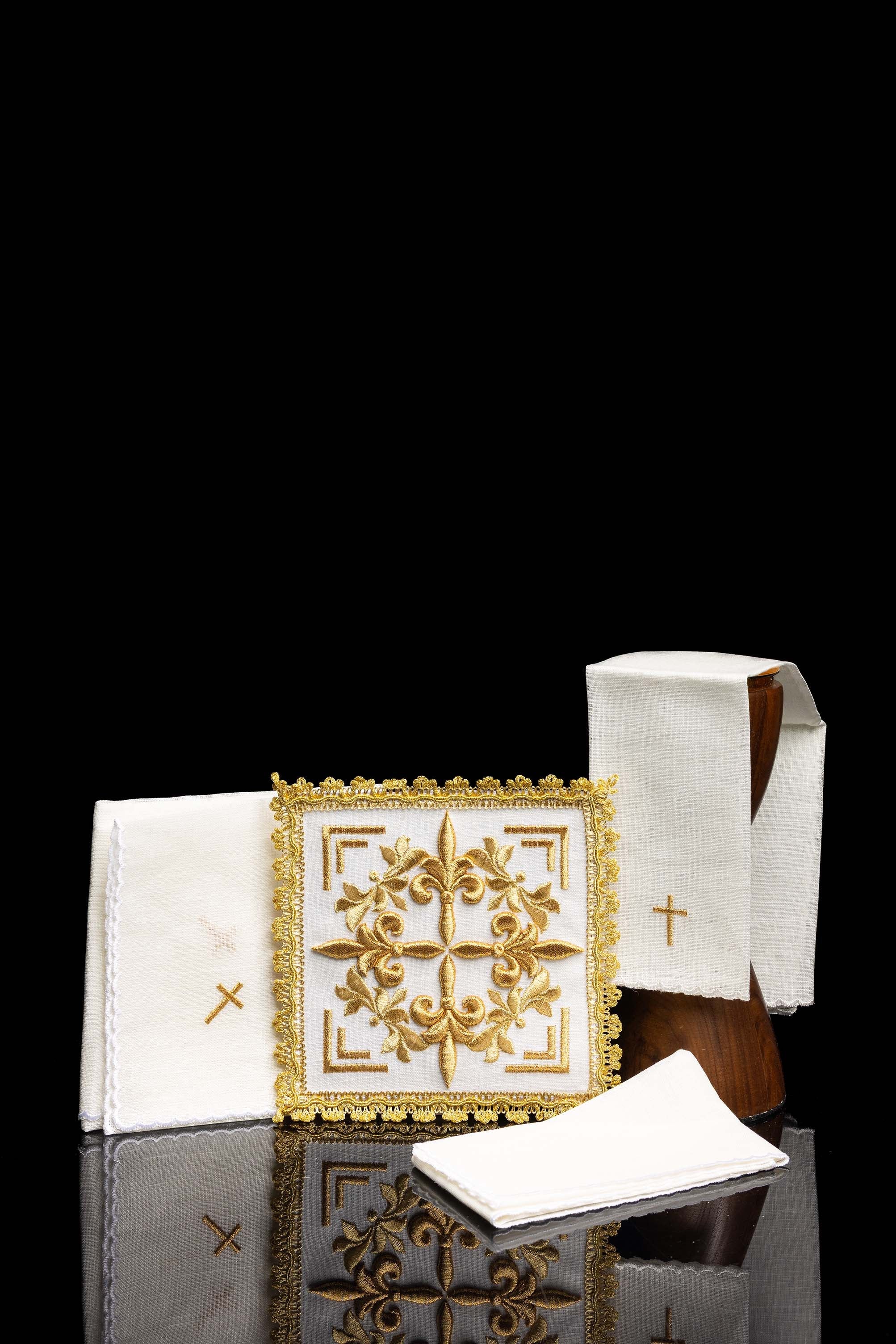 Conjunto de alfaias litúrgicas bordado com detalhes dourados
