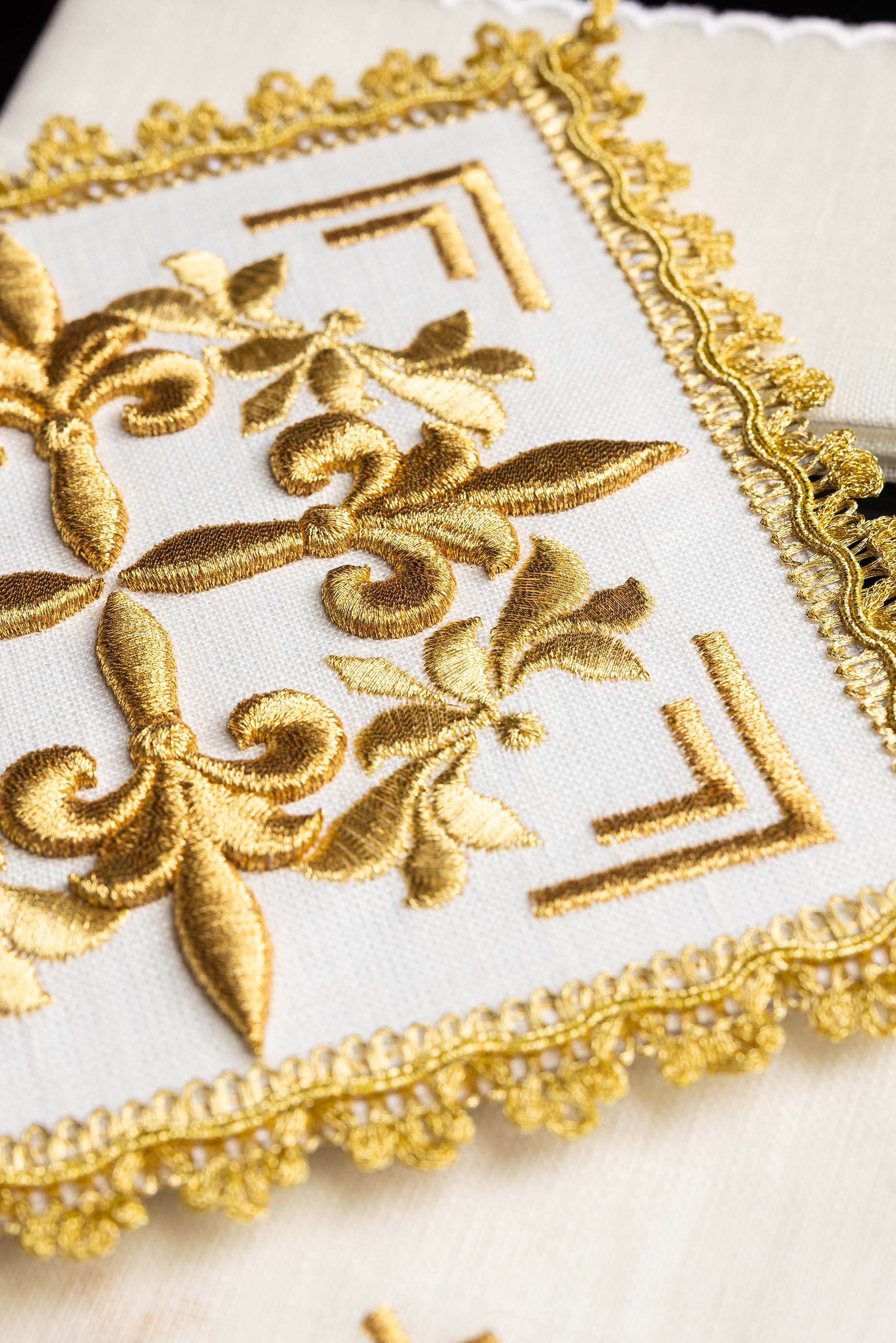 Conjunto de alfaias litúrgicas bordado com detalhes dourados