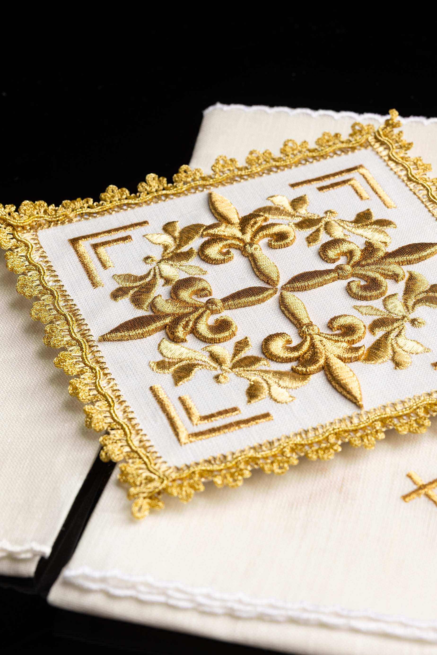 Conjunto de alfaias litúrgicas bordado com detalhes dourados