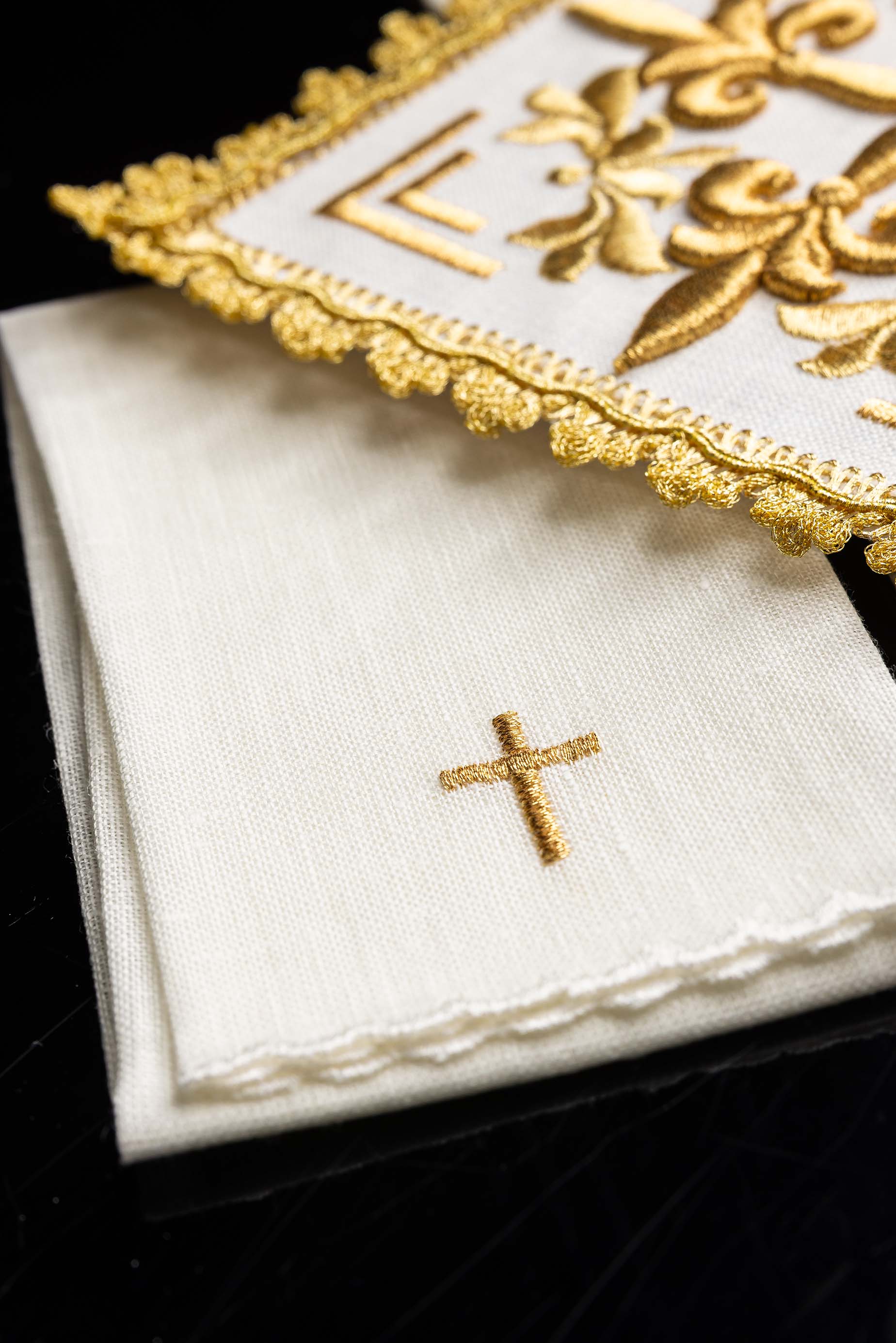 Conjunto de alfaias litúrgicas bordado com detalhes dourados