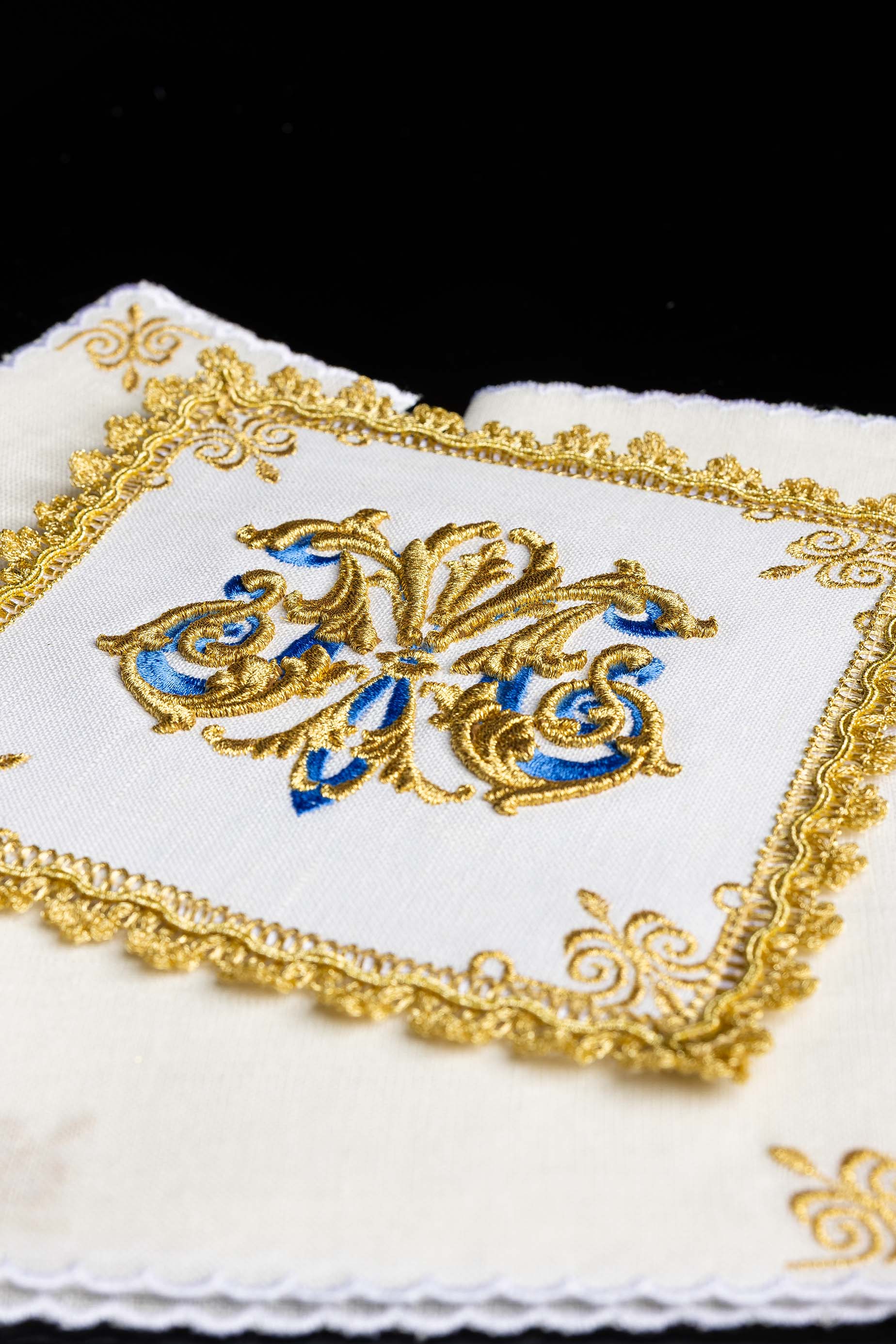 Conjunto de alfaias litúrgicas bordado com símbolo mariano dourado em linho