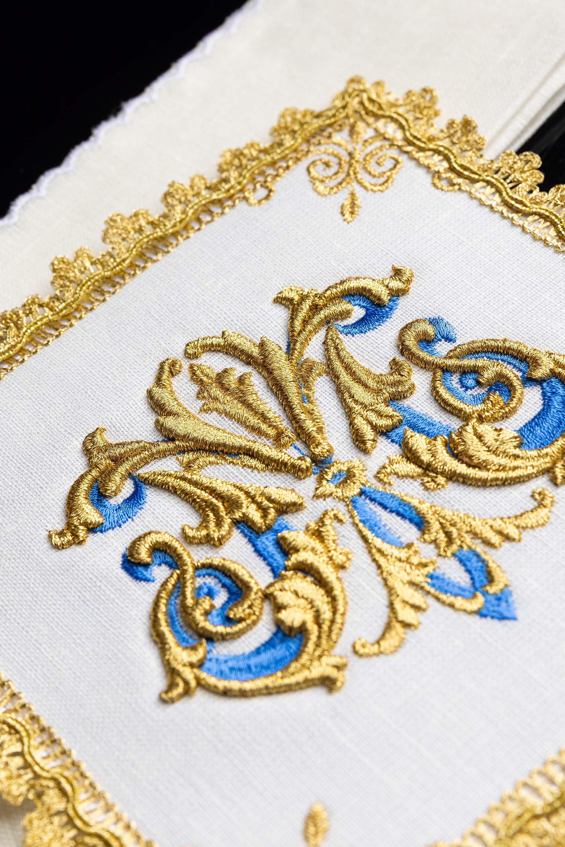 Conjunto de alfaias litúrgicas bordado com símbolo mariano dourado em linho