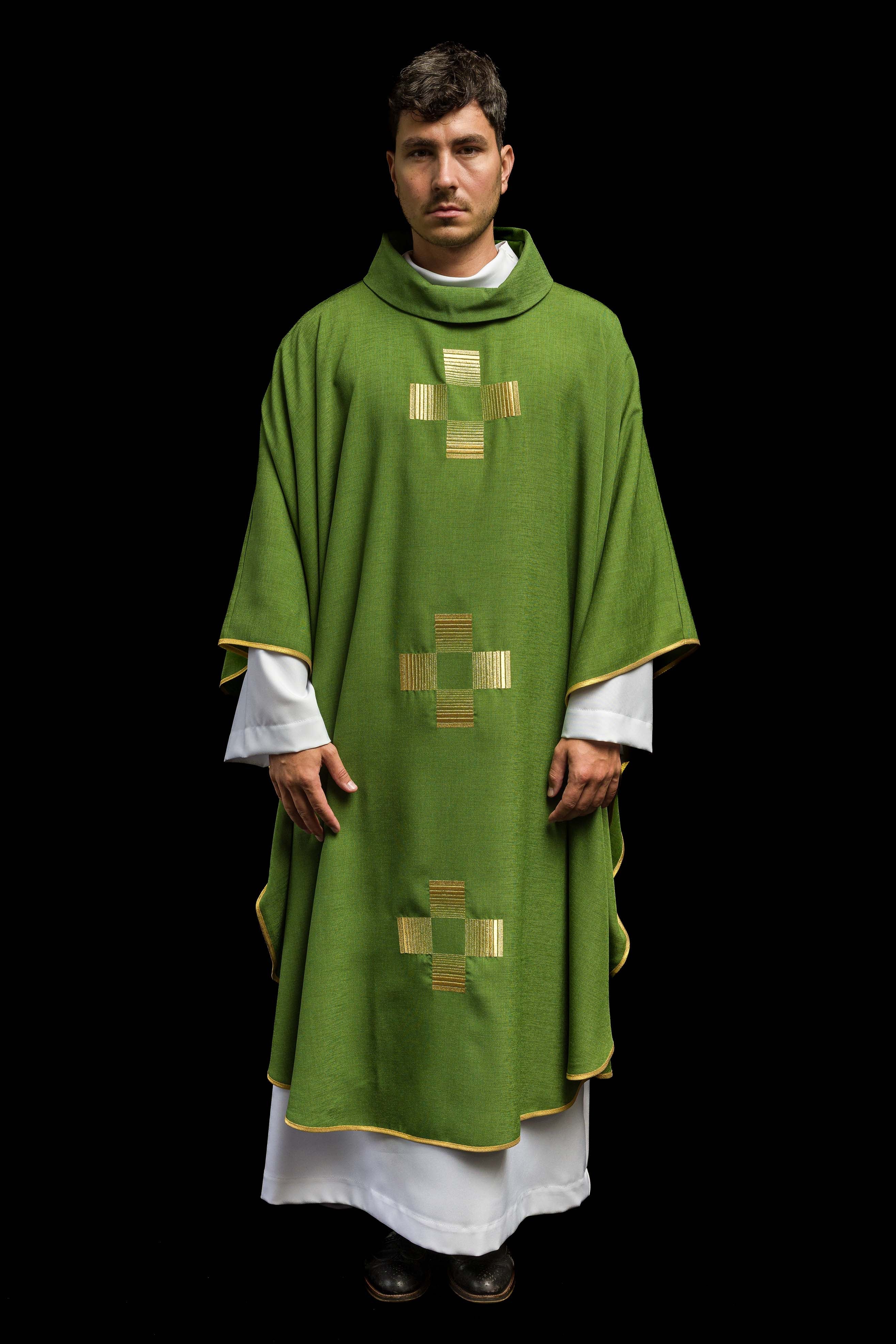 Casula verde com cruzes bordadas - chasubles.com.br