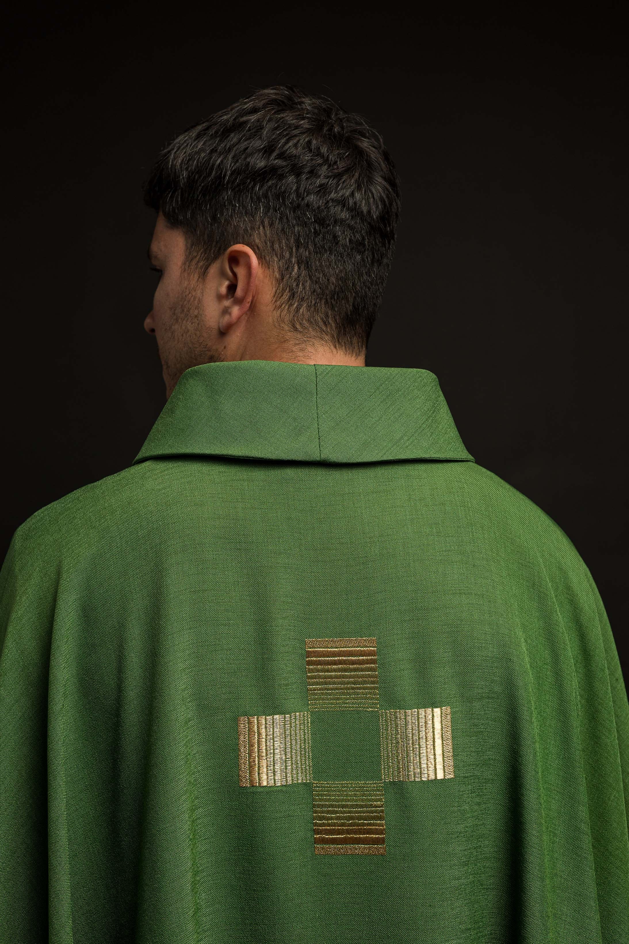 Casula verde com cruzes bordadas - chasubles.com.br