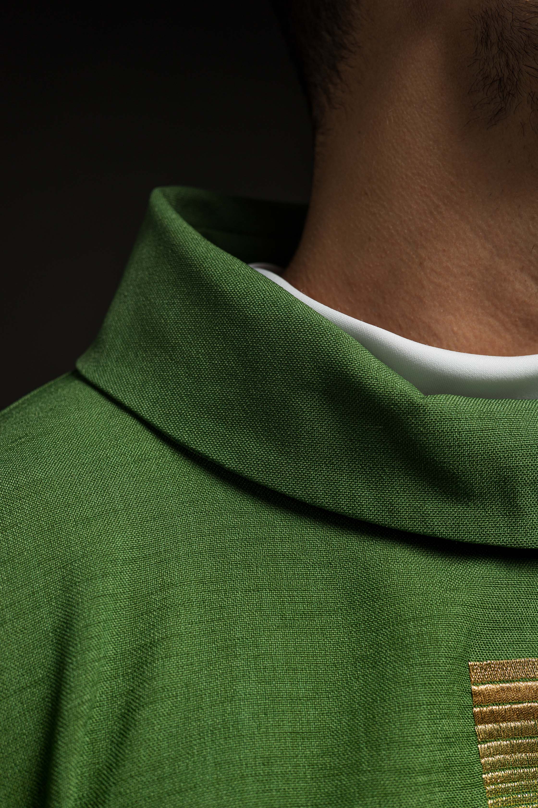 Casula verde com cruzes bordadas - chasubles.com.br