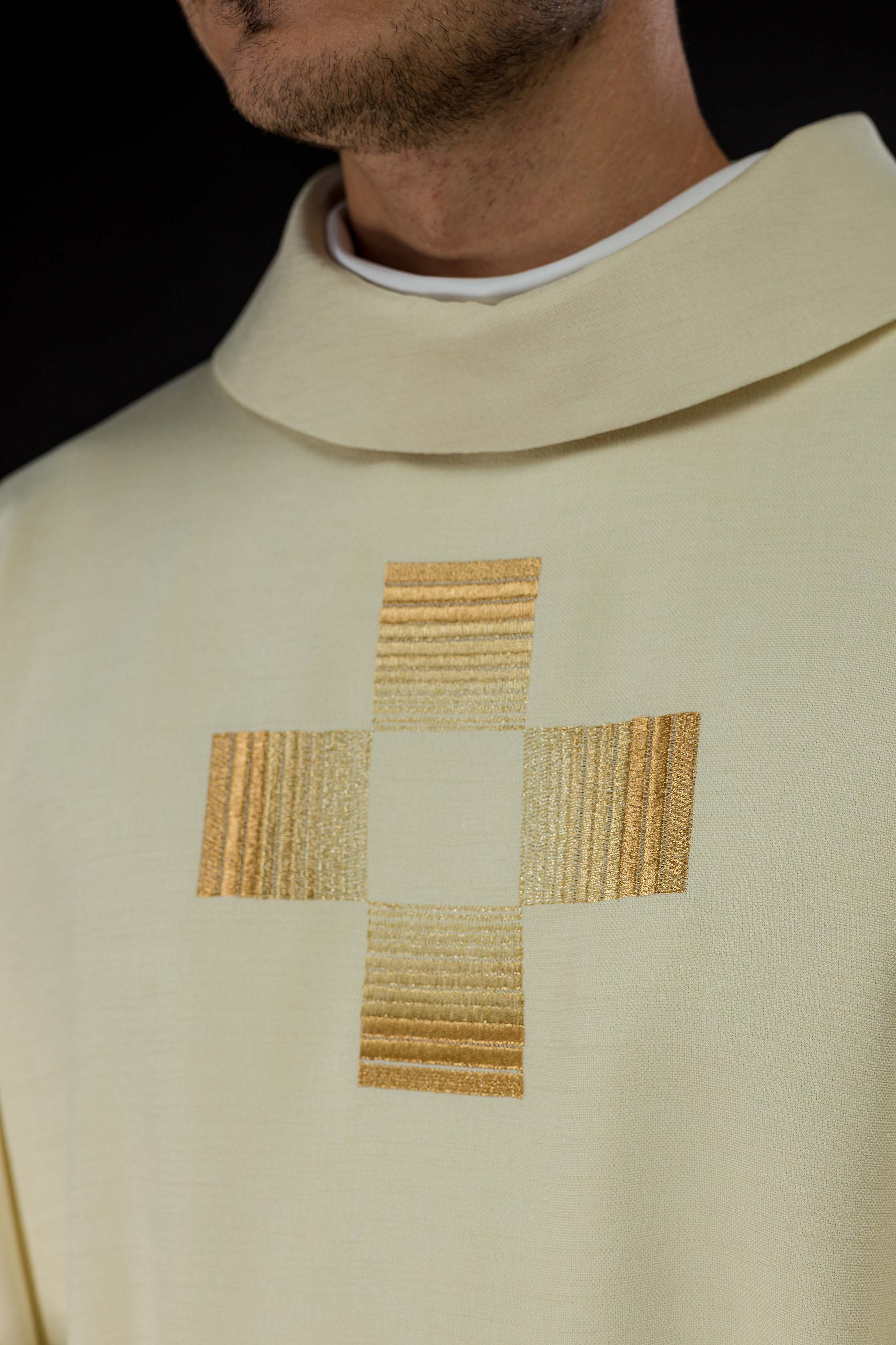 Casula com cruzes douradas bordadas - chasubles.com.br