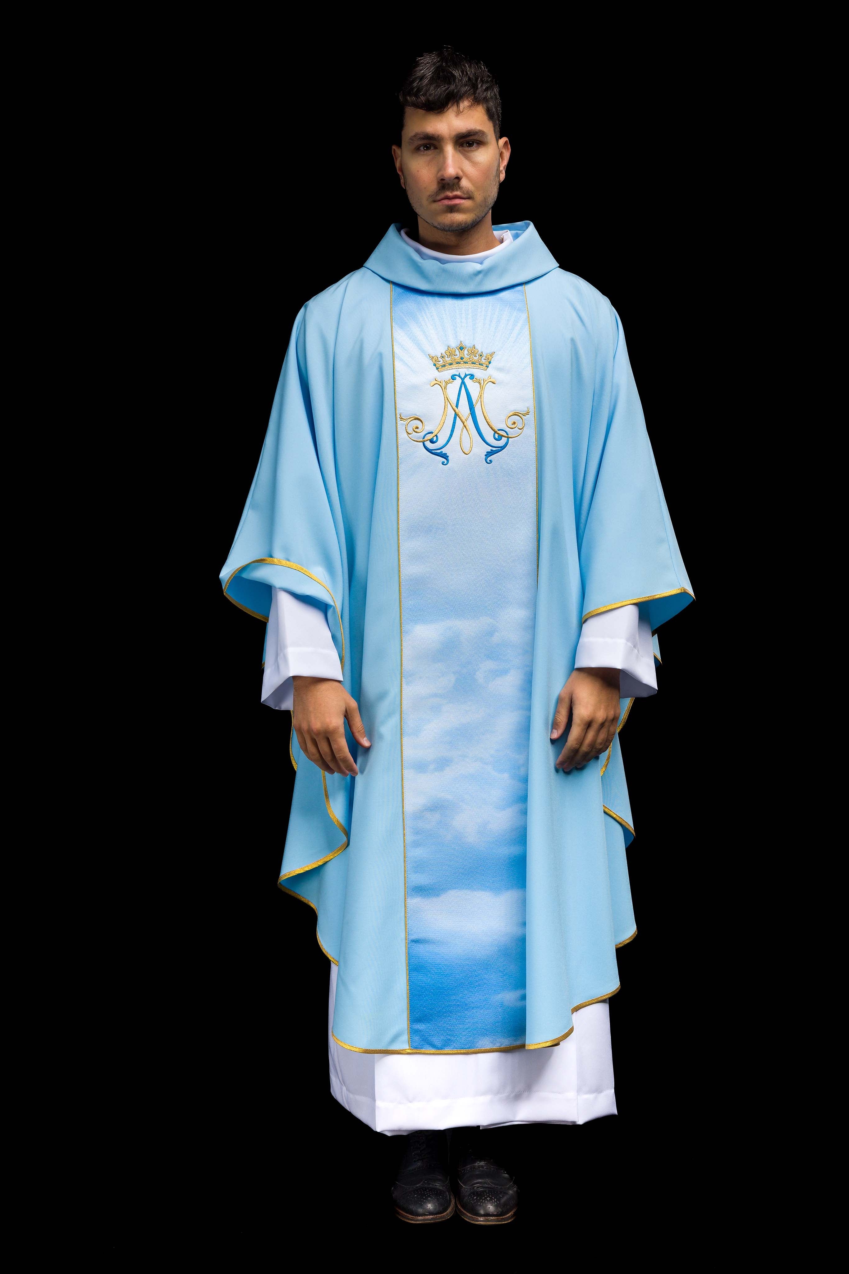 Casula litúrgica azul mariana com faixa sublimada e bordada