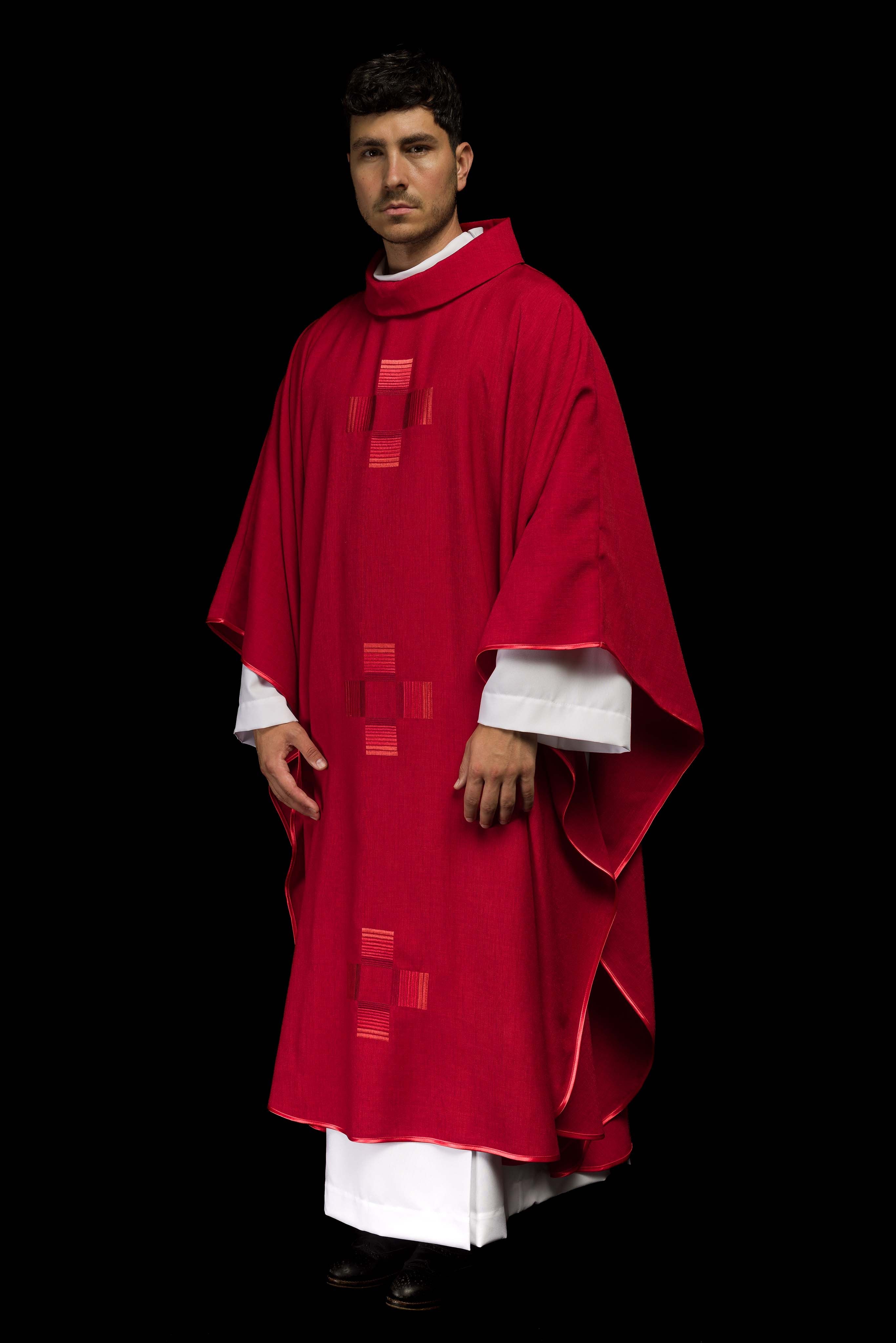 Casula vermelha com cruzes bordadas - chasubles.com.br
