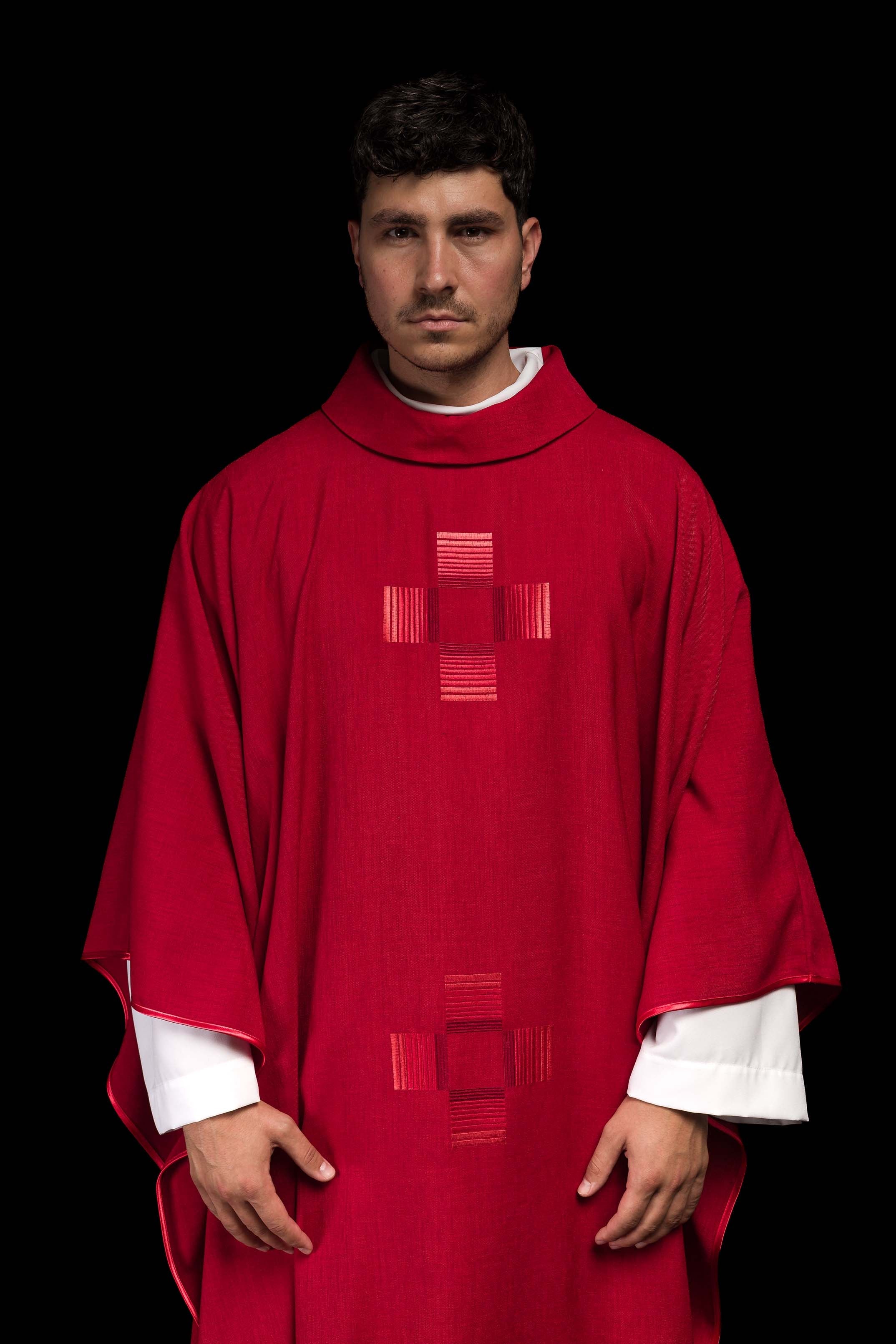 Casula vermelha com cruzes bordadas - chasubles.com.br