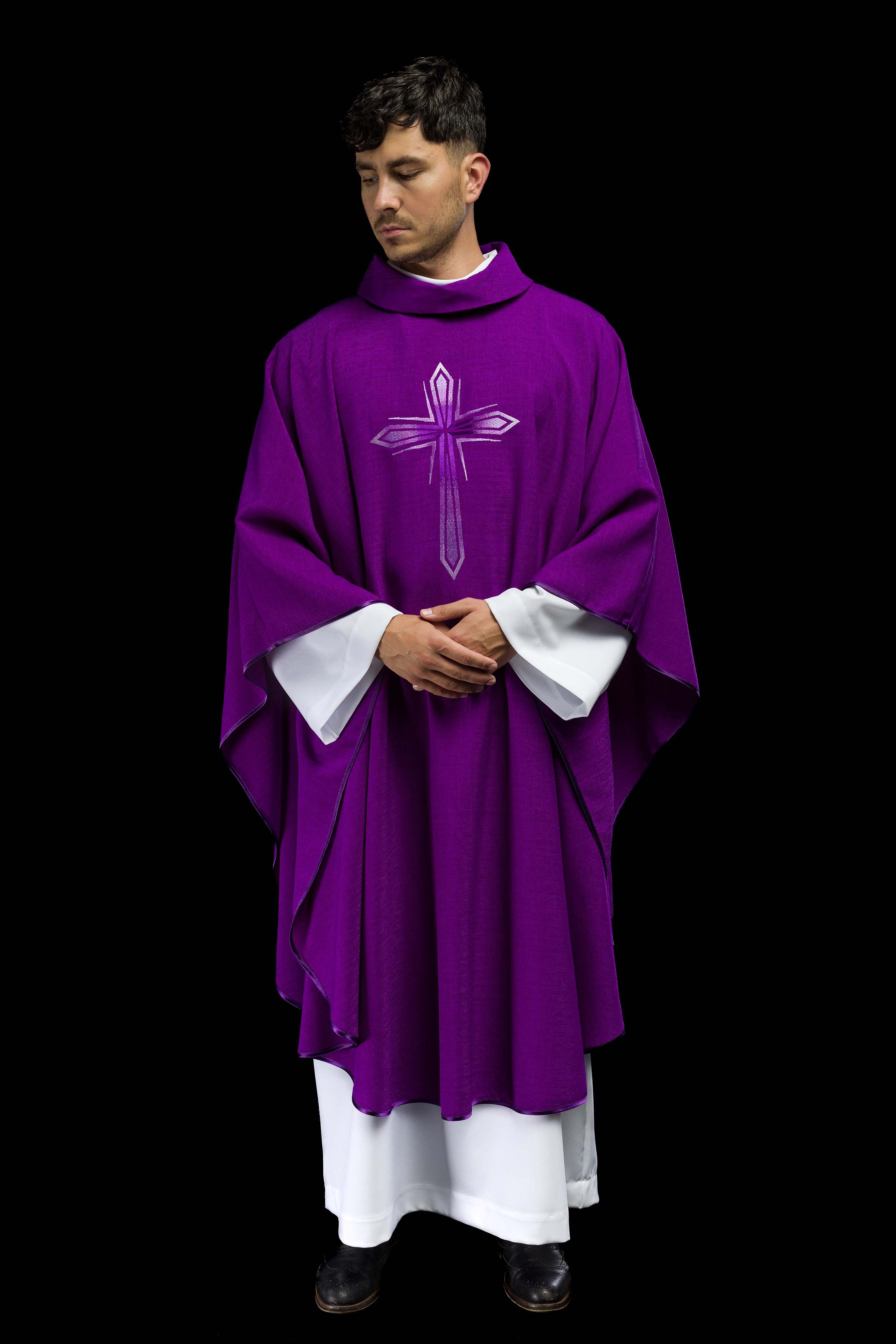 Casula roxa com bordado de cruz - chasubles.com.br