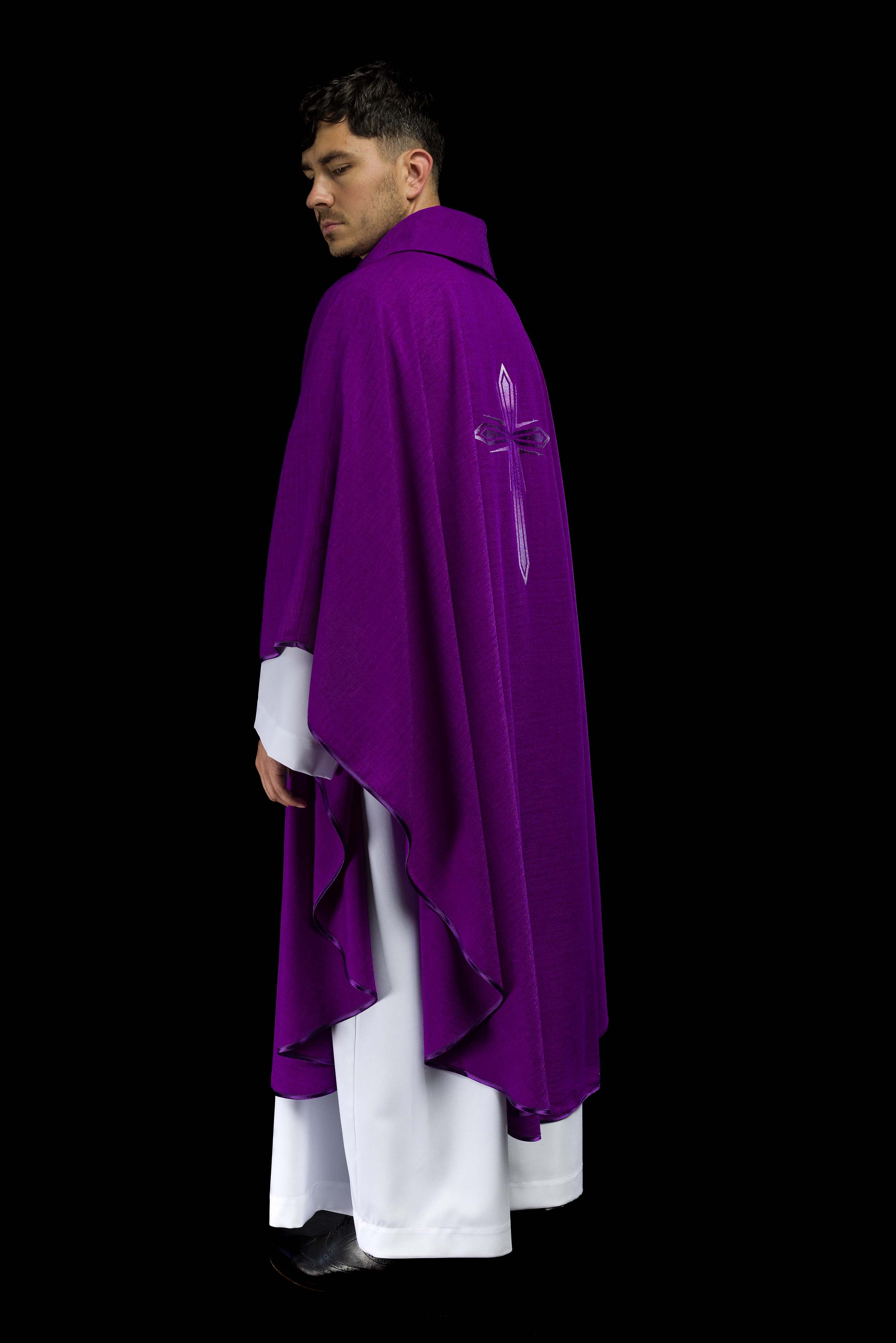 Casula roxa com bordado de cruz - chasubles.com.br
