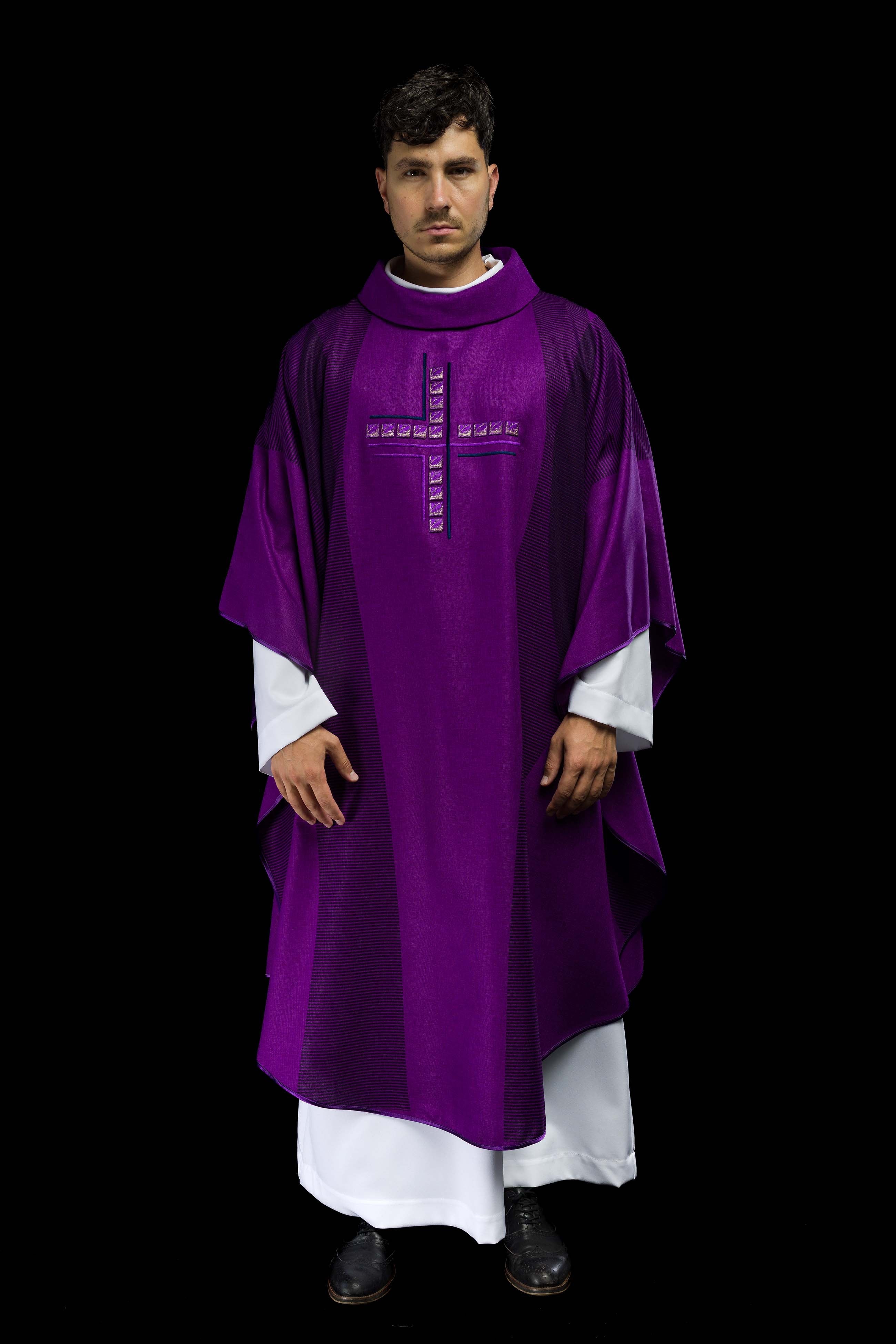 Casula roxa com Cruz - chasubles.com.br