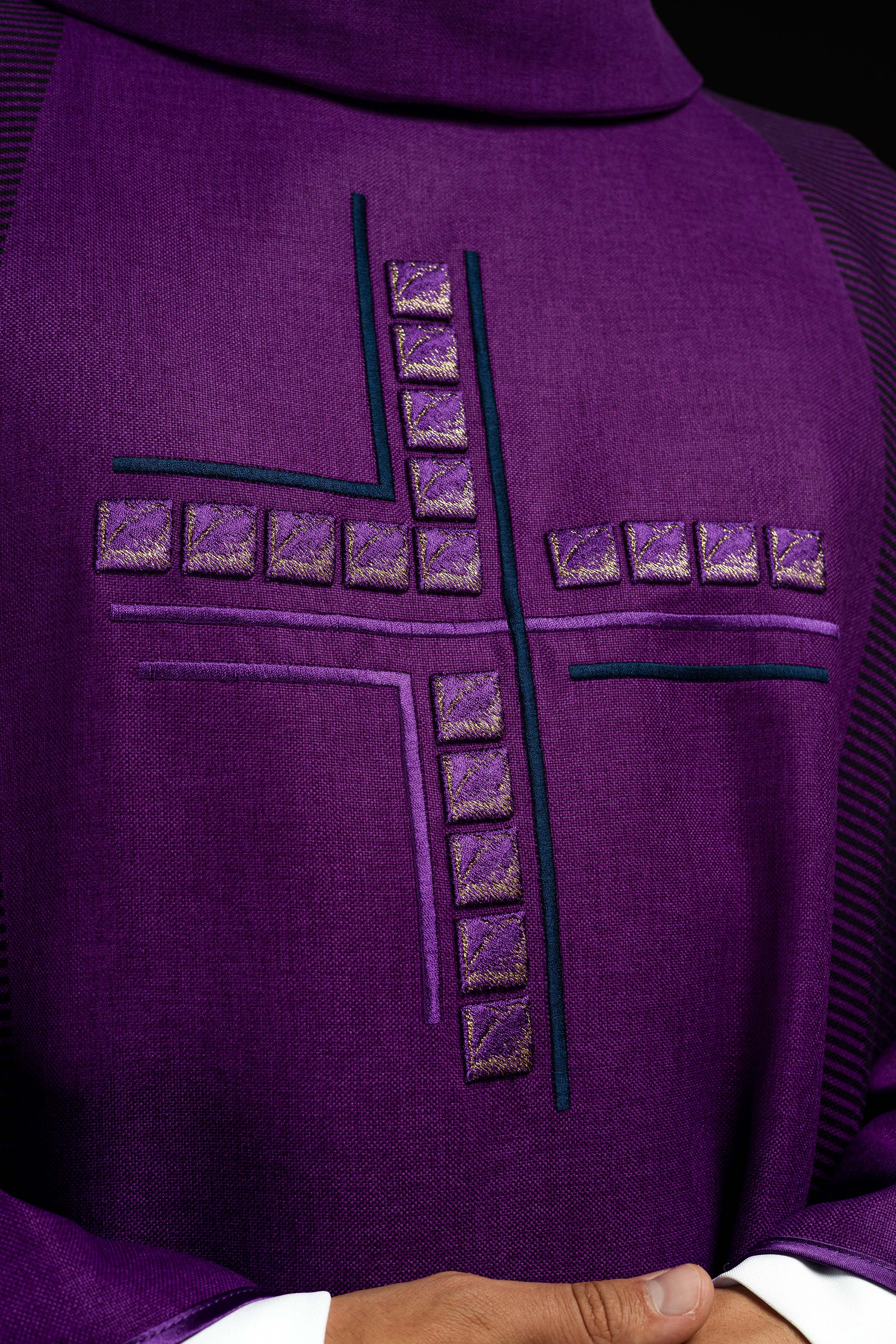 Casula roxa com Cruz - chasubles.com.br