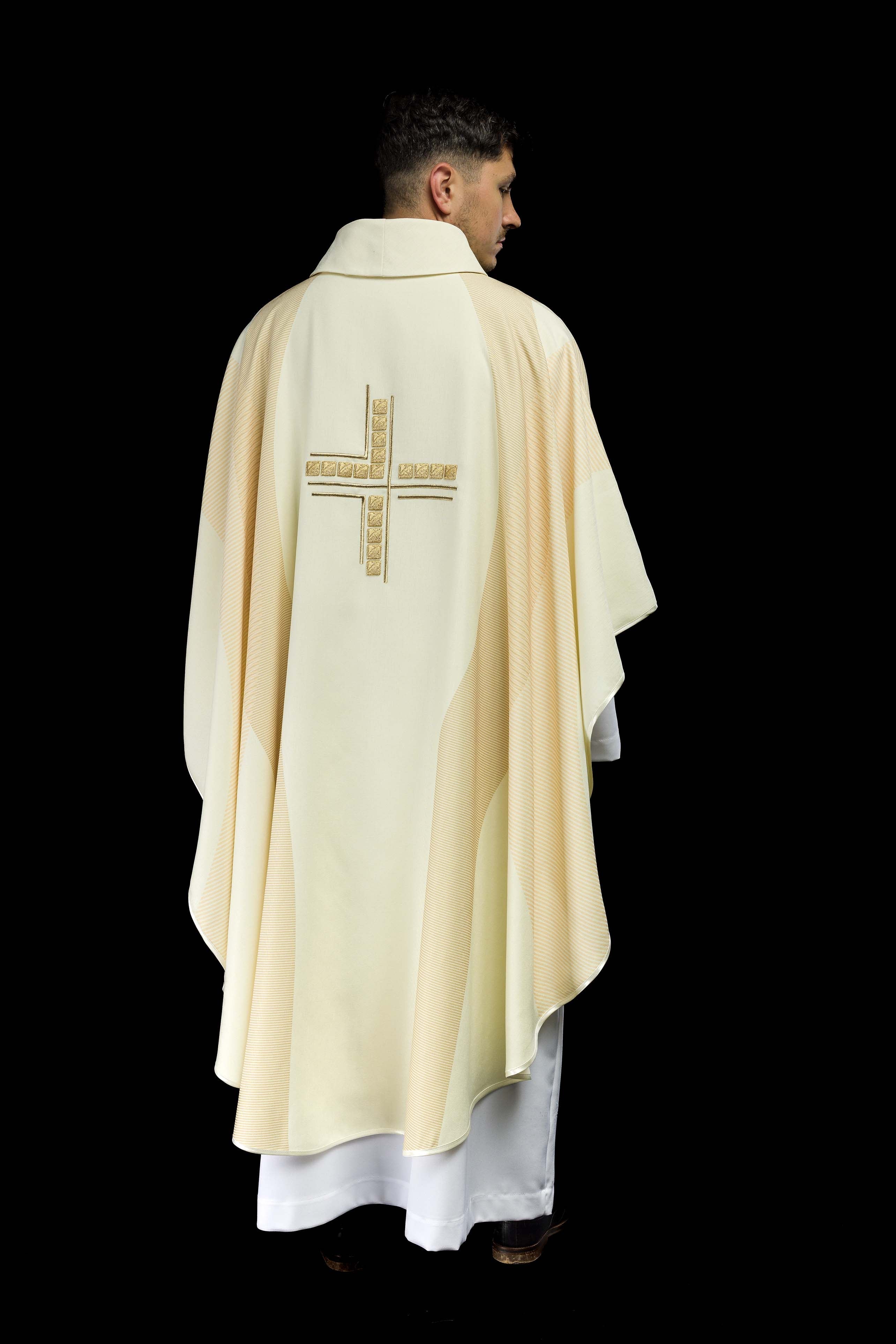 Casula creme com cruz bordada - chasubles.com.br