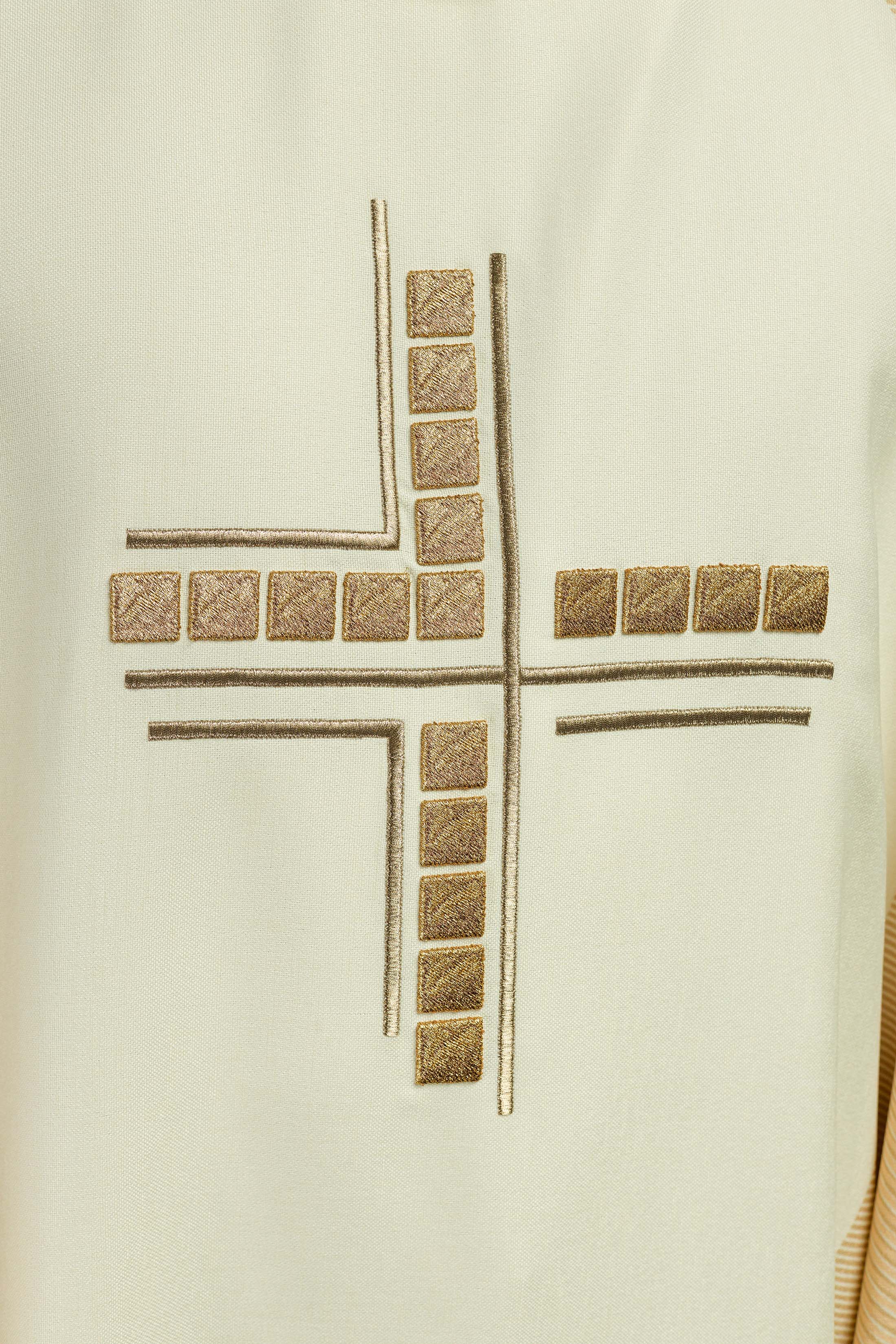 Casula creme com cruz bordada - chasubles.com.br