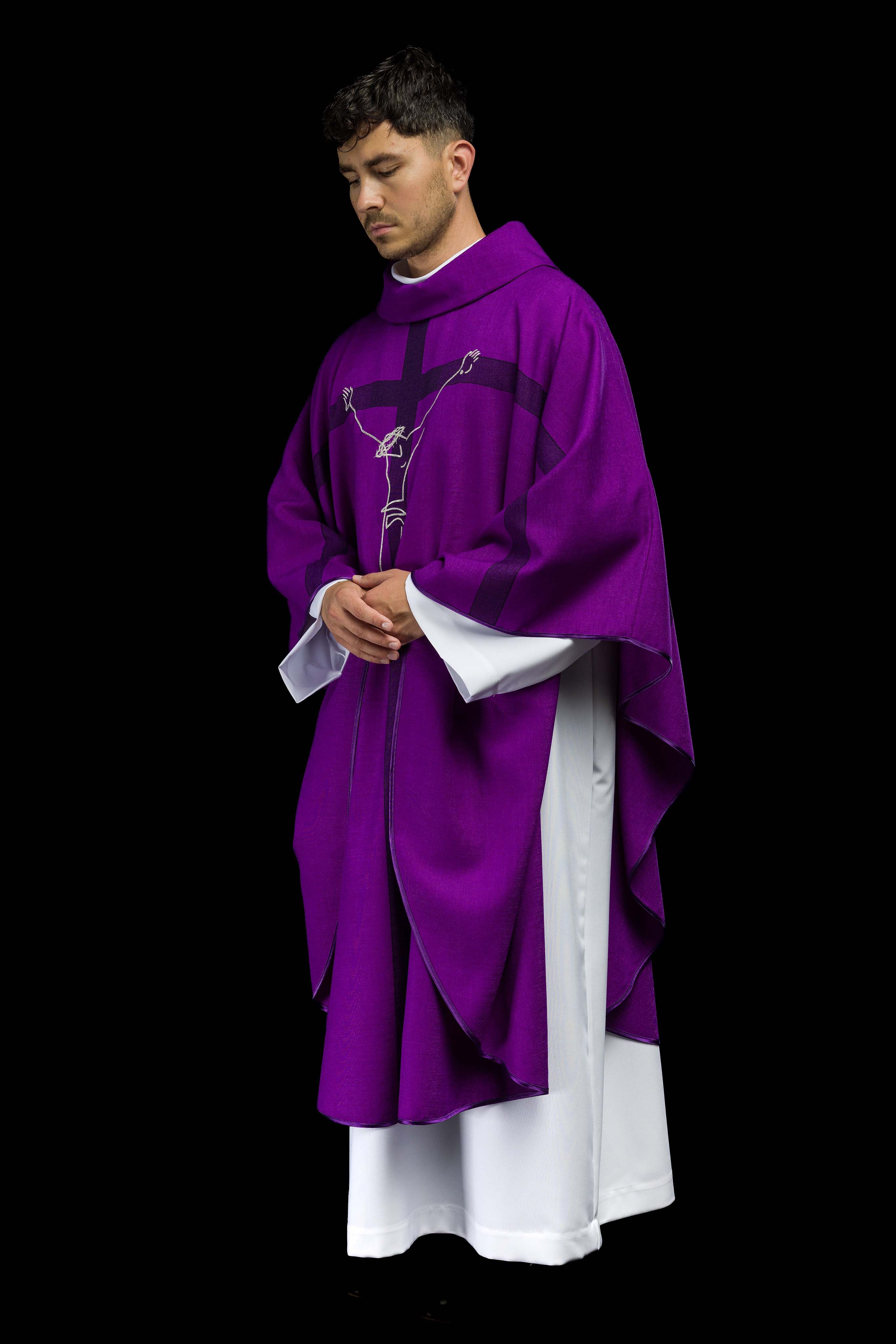 Casula roxa com motivo de Jesus na Cruz - chasubles.com.br