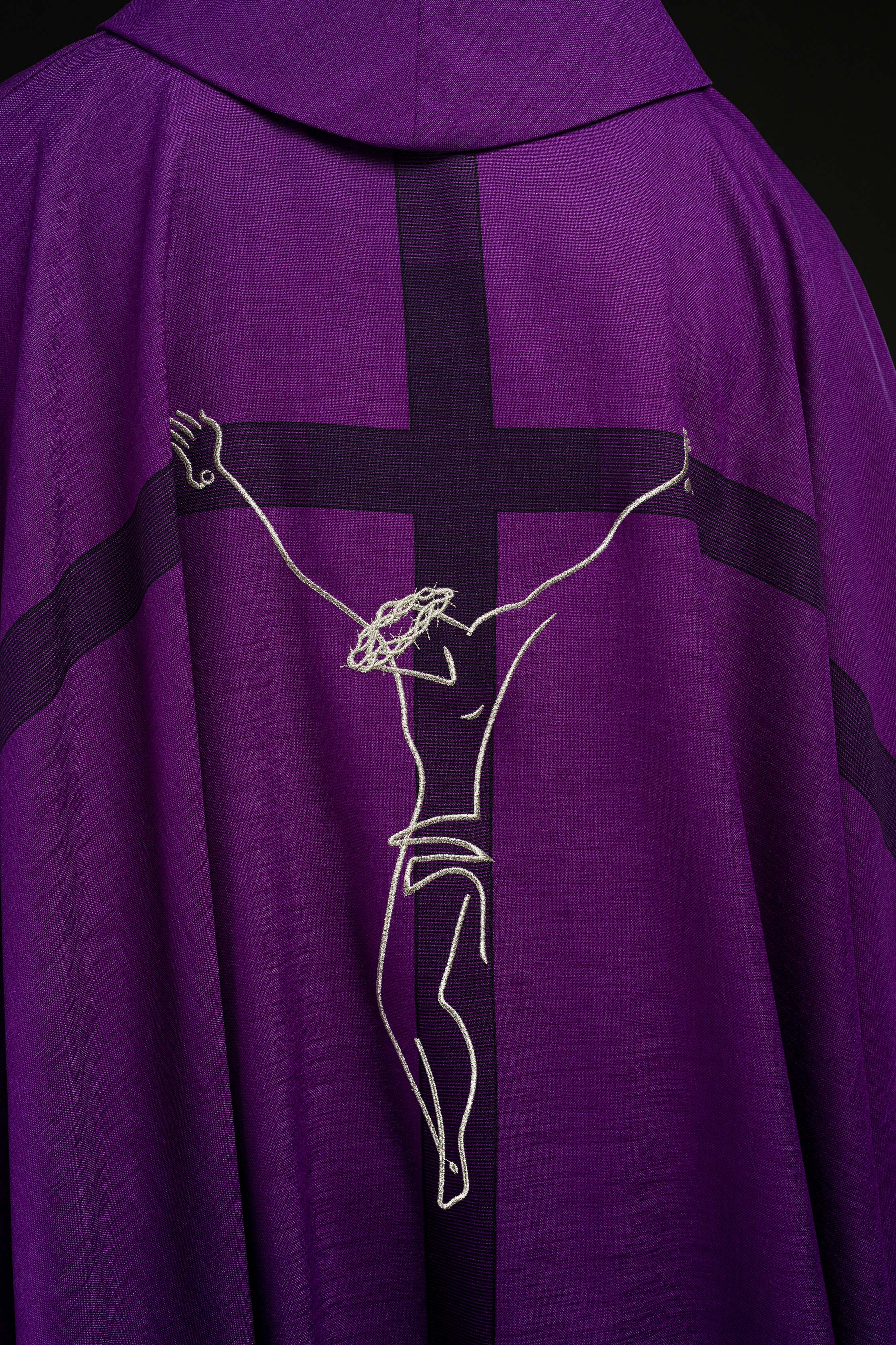 Casula roxa com motivo de Jesus na Cruz - chasubles.com.br