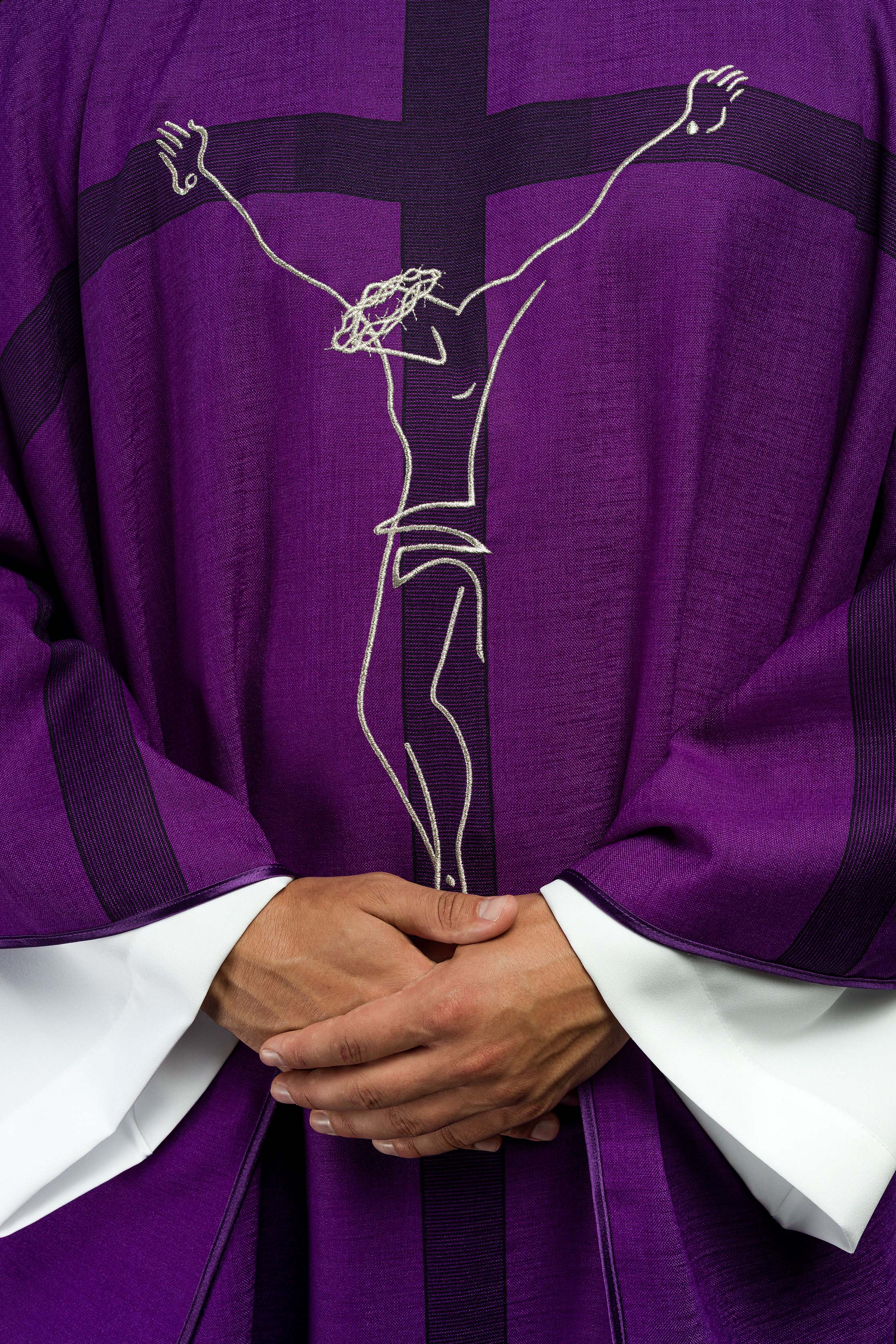 Casula roxa com motivo de Jesus na Cruz - chasubles.com.br