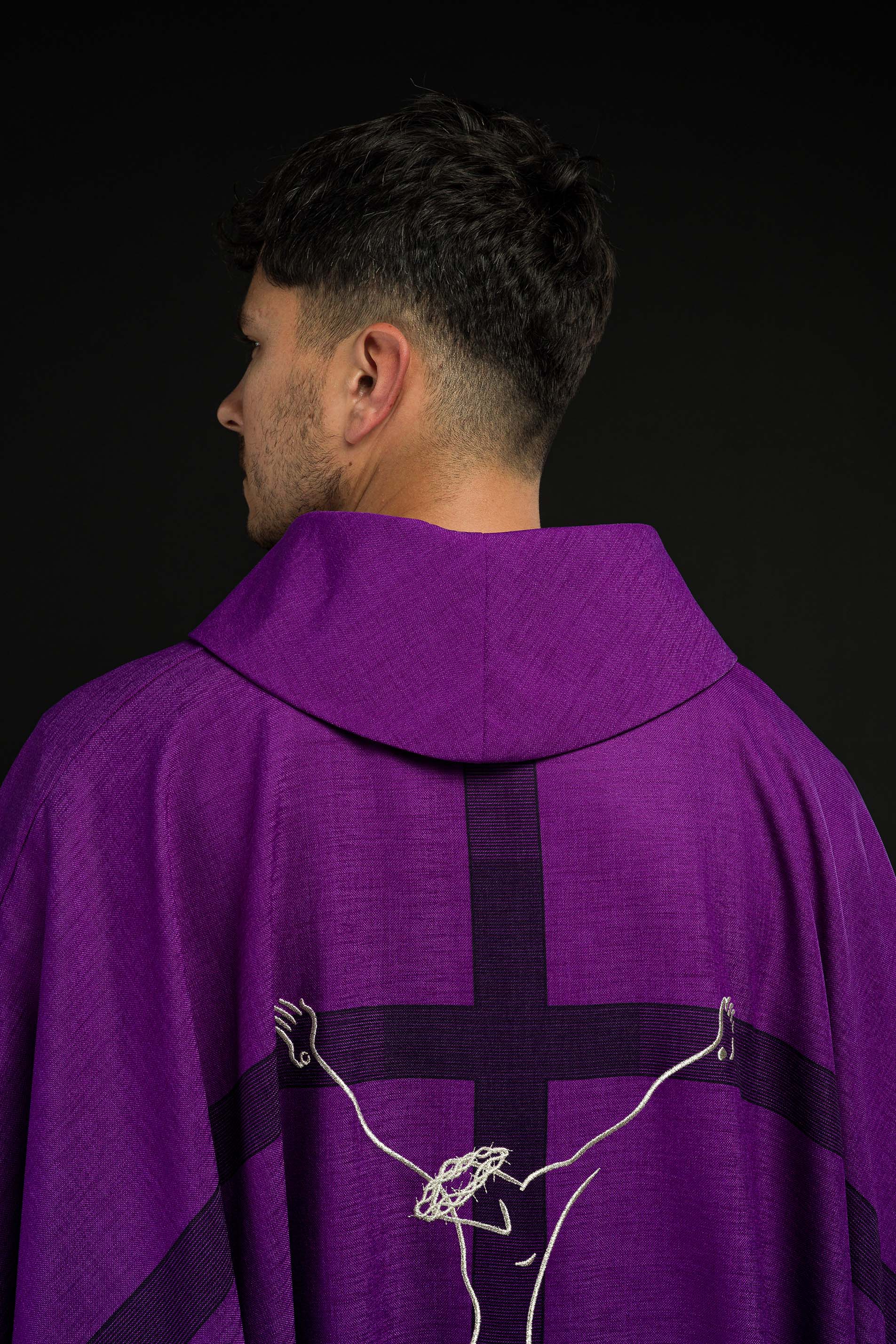 Casula roxa com motivo de Jesus na Cruz - chasubles.com.br