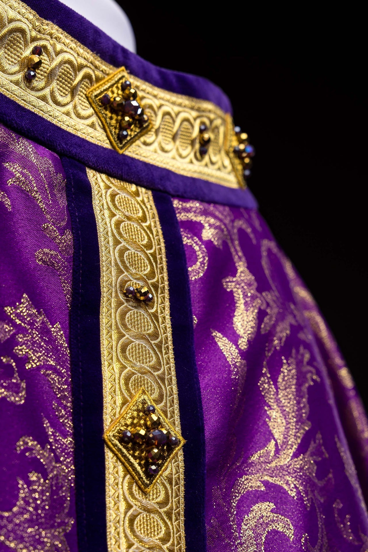 Casula feita à mão com pedras naturais Handmade 7003 - chasubles.com.br