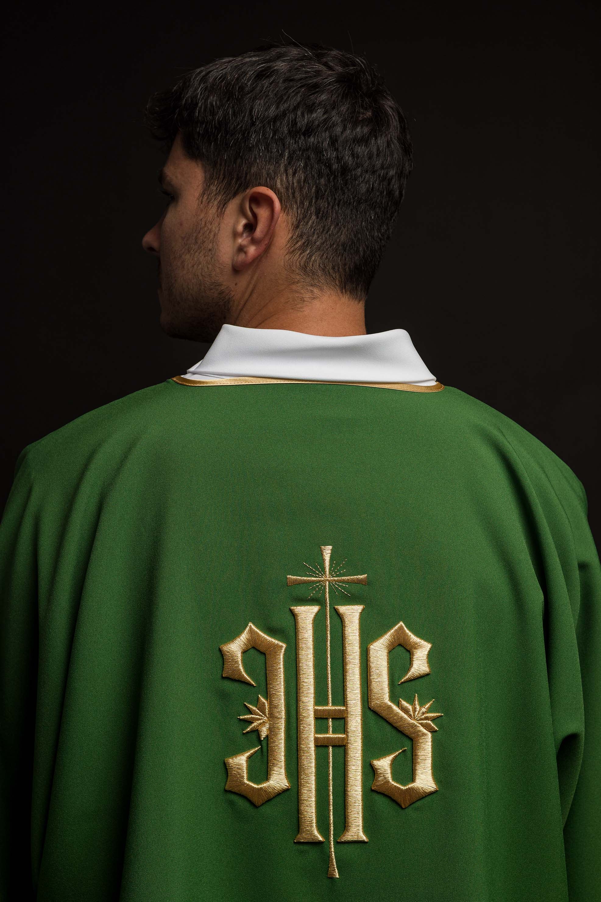 Dalmática verde com IHS bordado dourado