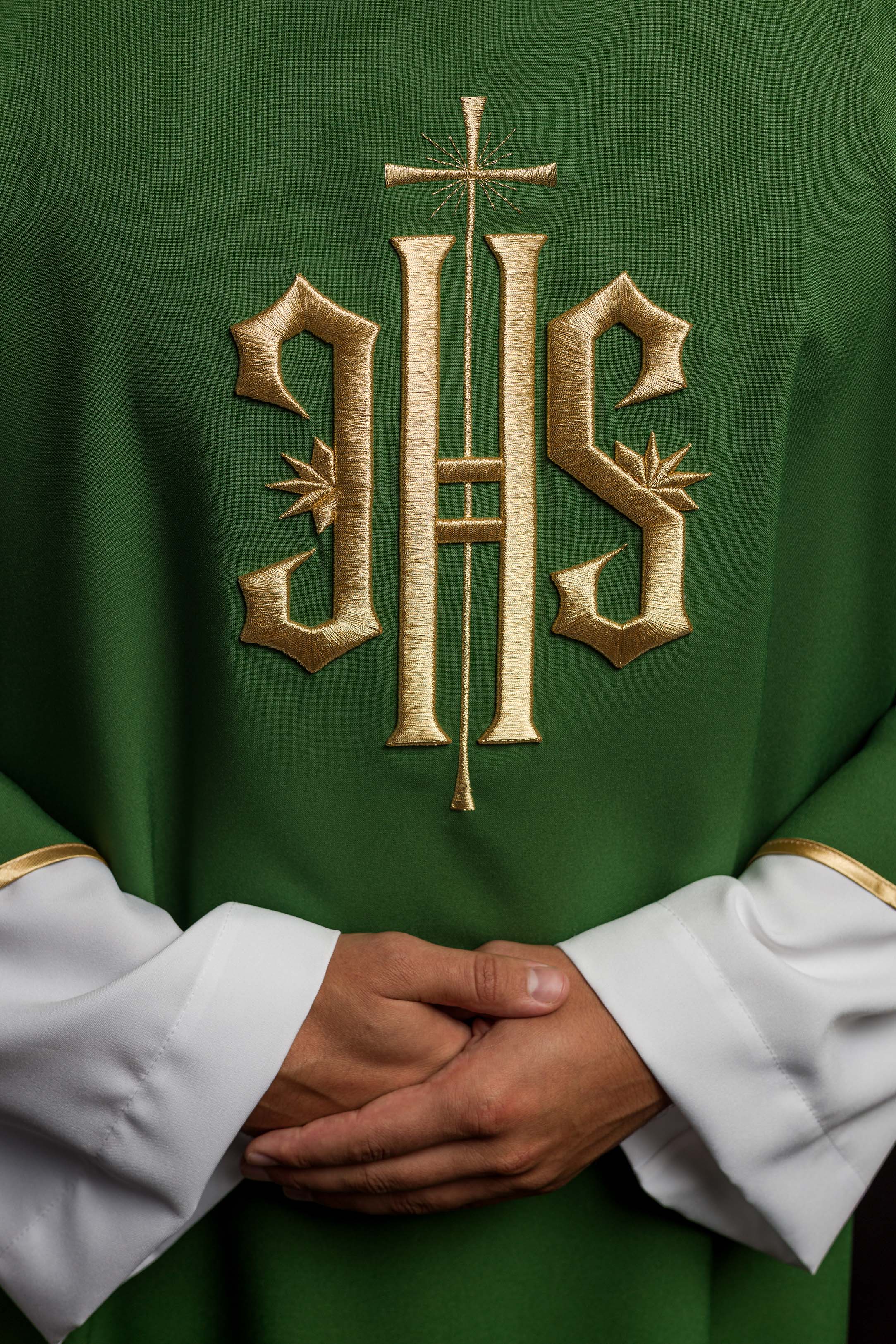 Dalmática verde com IHS bordado dourado