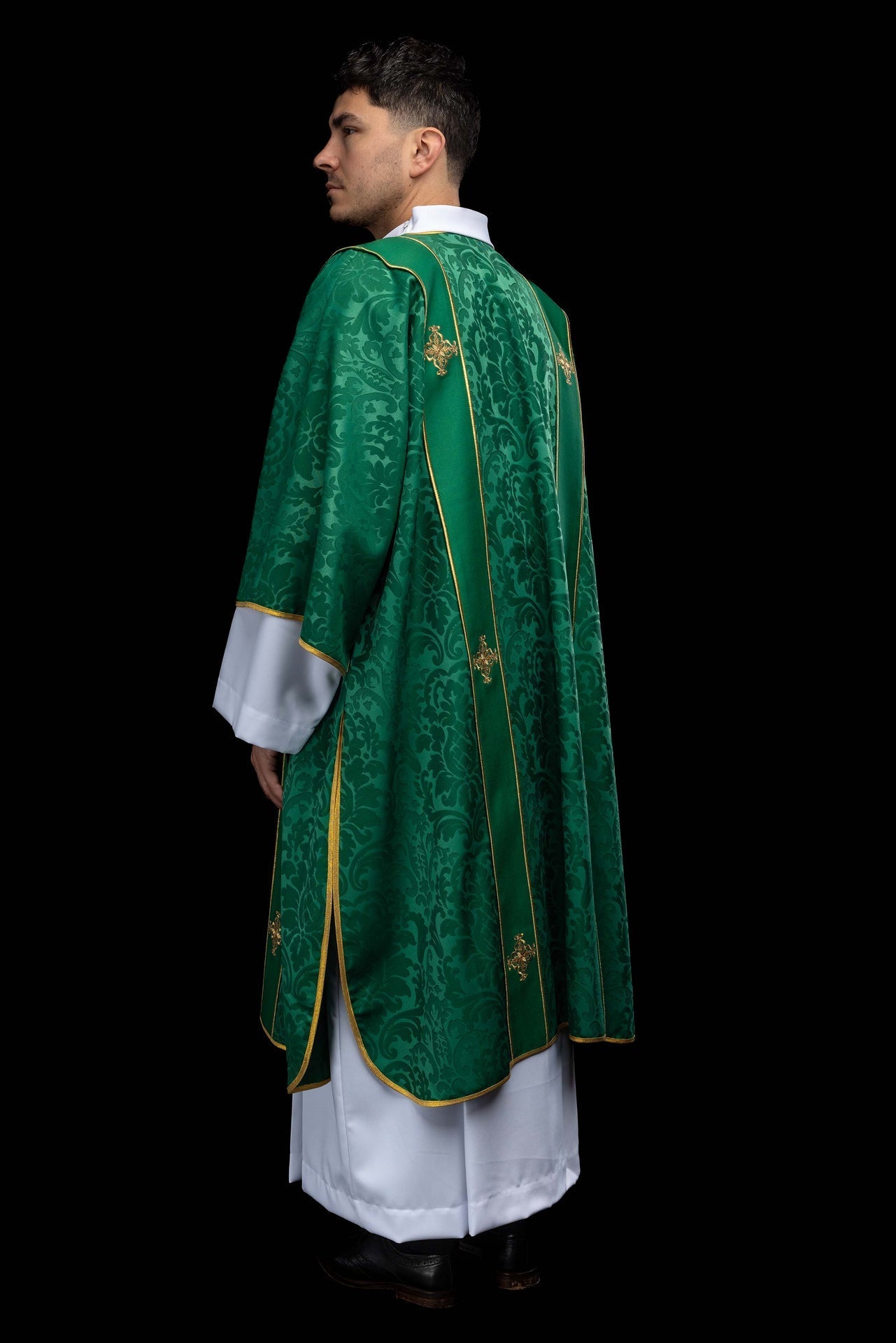 Dalmática verde com faixas e cruzes bordadas douradas em jacquard