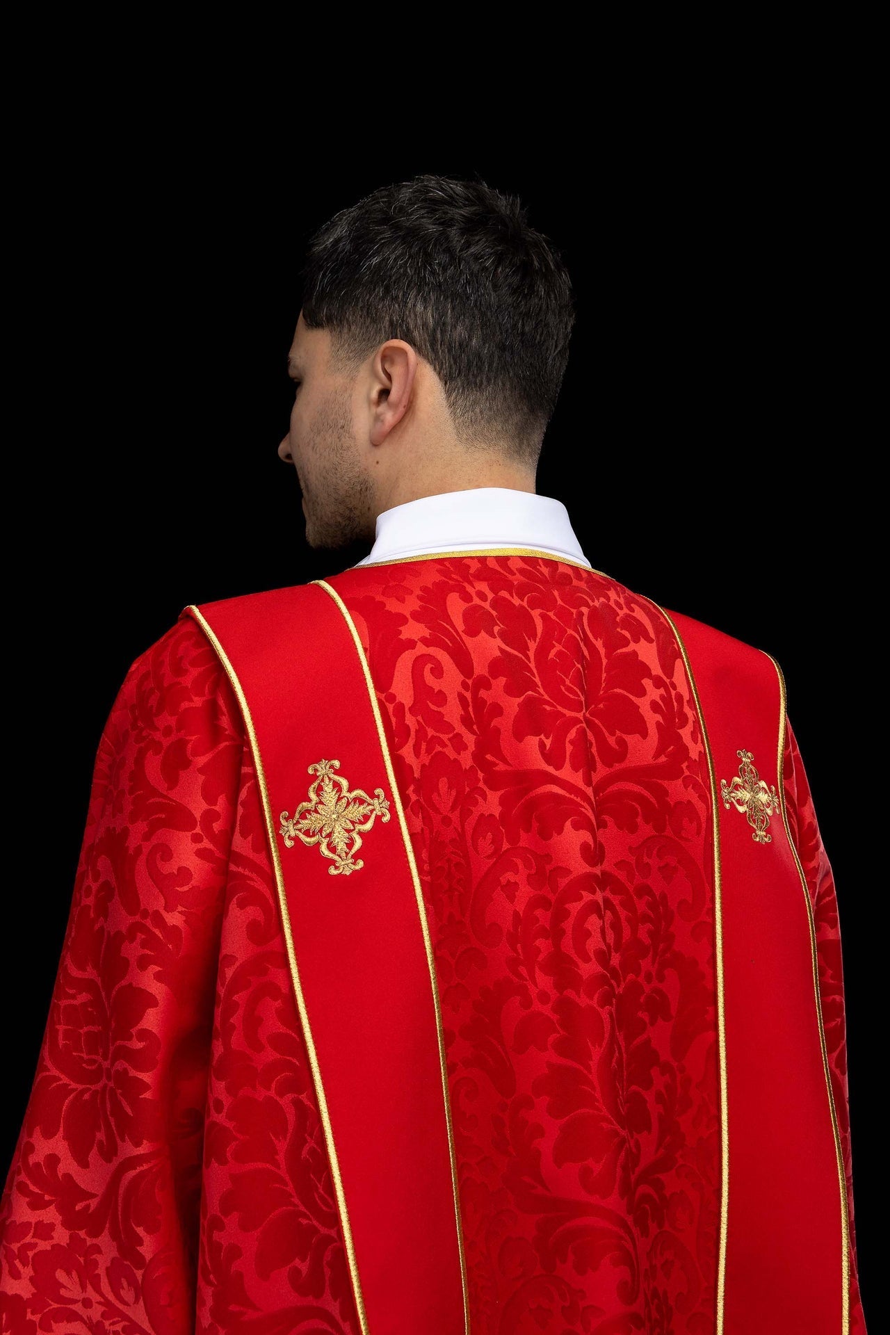 Dalmática vermelha com faixas e cruzes bordadas douradas em tecido jacquard