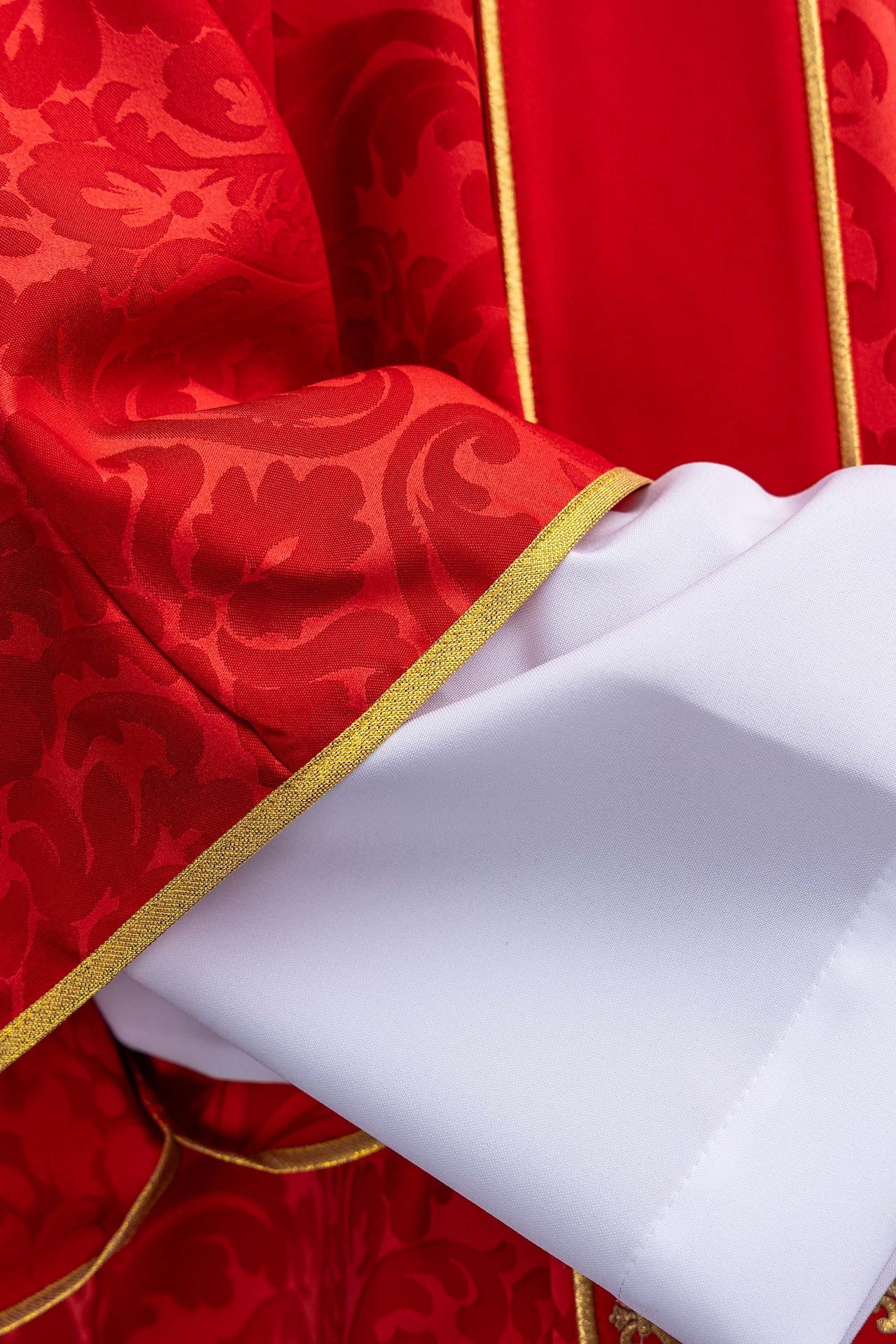 Dalmática vermelha com faixas e cruzes bordadas douradas em tecido jacquard