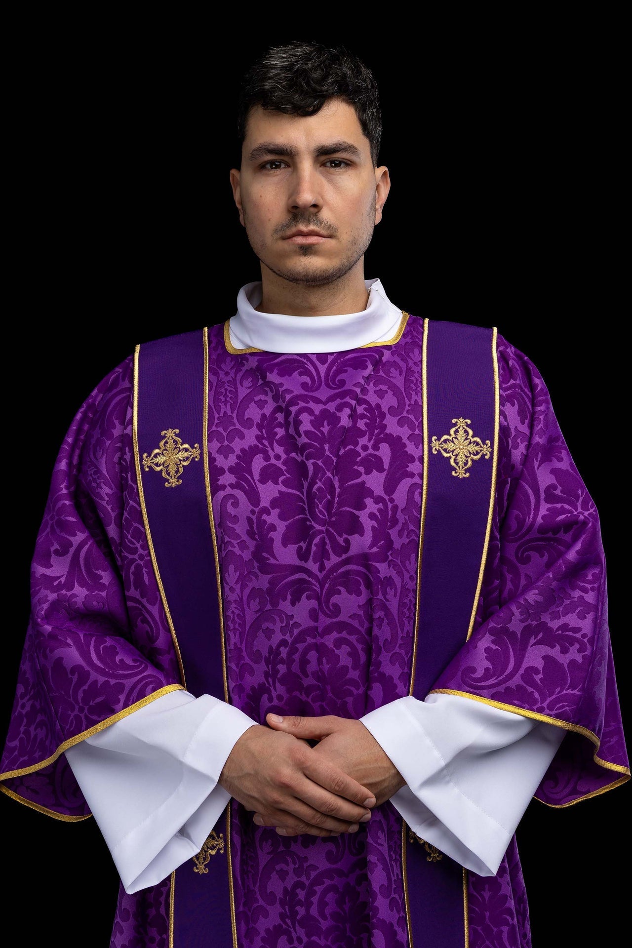 Dalmática roxa com faixas e cruzes bordadas douradas em jacquard para Advento e Quaresma.
