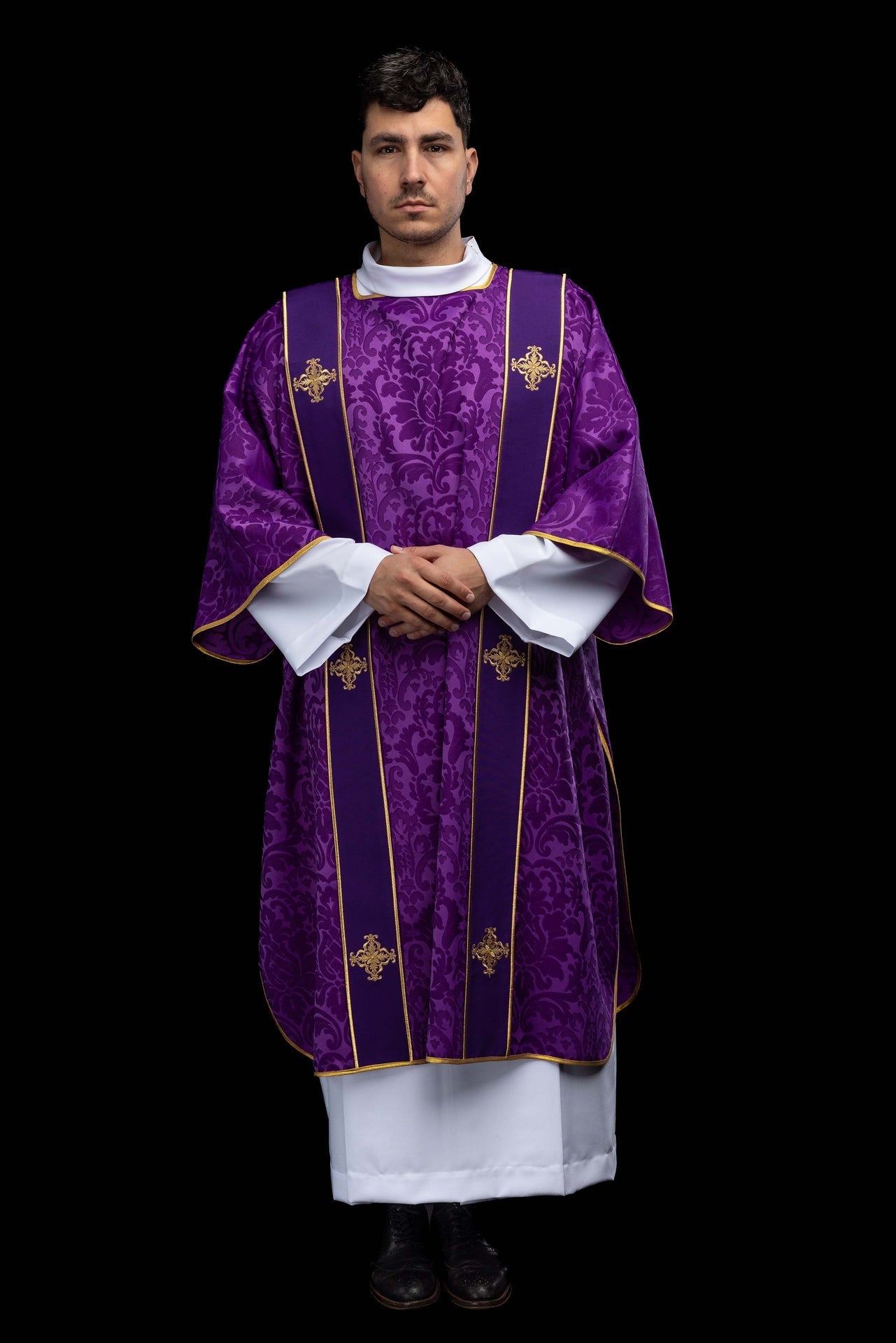 Dalmática roxa com faixas e cruzes bordadas douradas em jacquard para Advento e Quaresma.