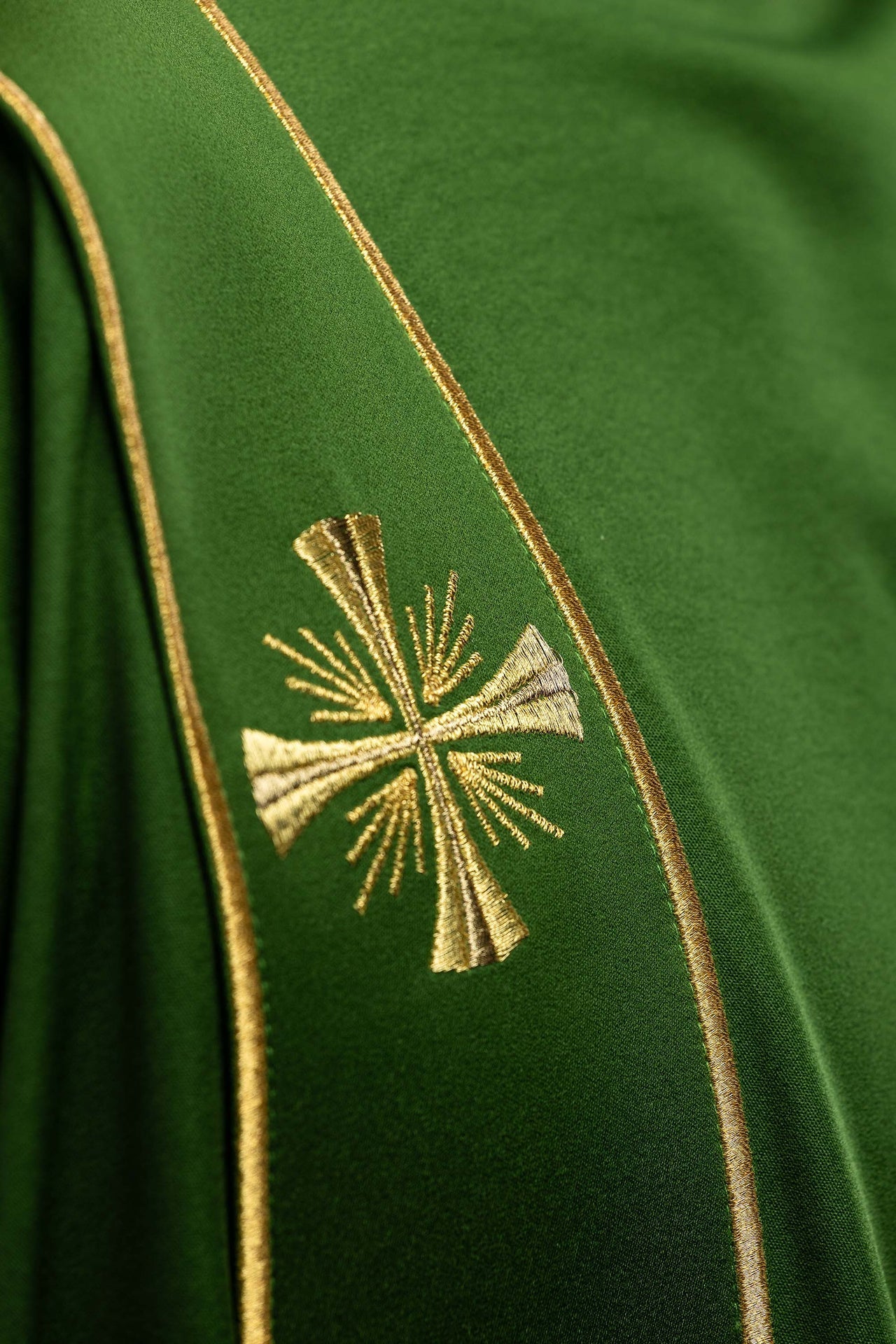Dalmática verde com faixas e cruzes bordadas douradas