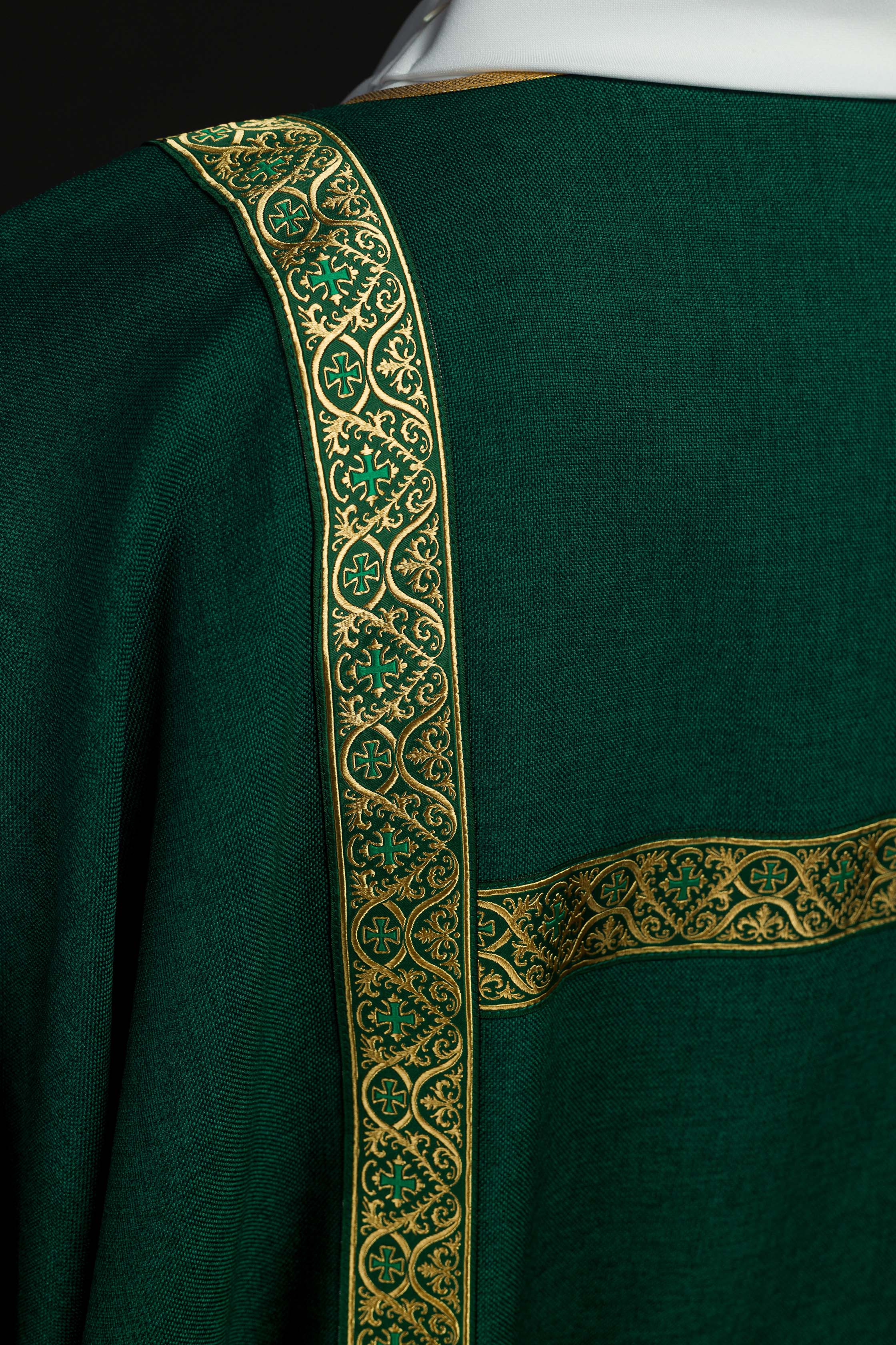 Dalmática verde adornada com galões jacquard dourados