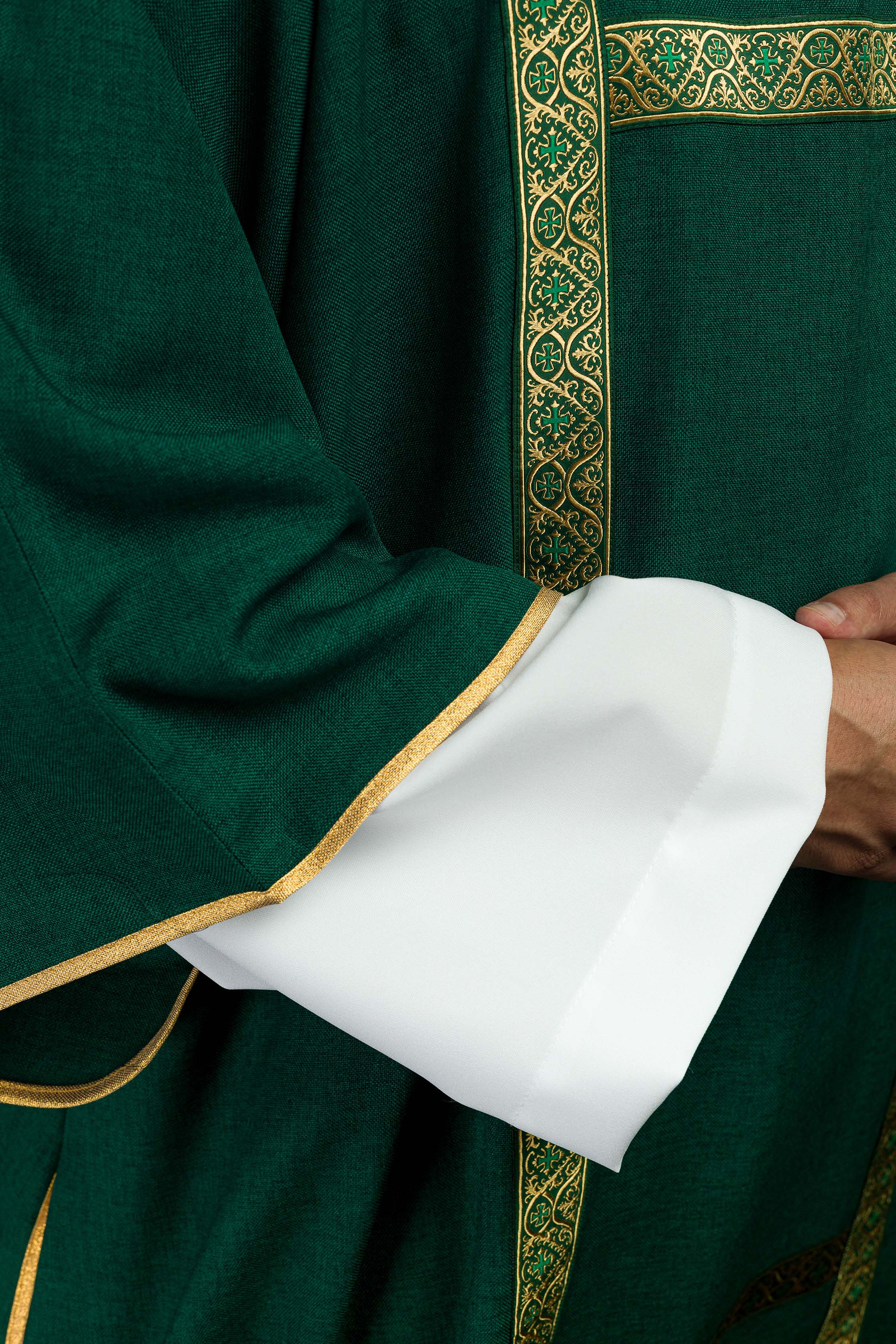 Dalmática verde adornada com galões jacquard dourados