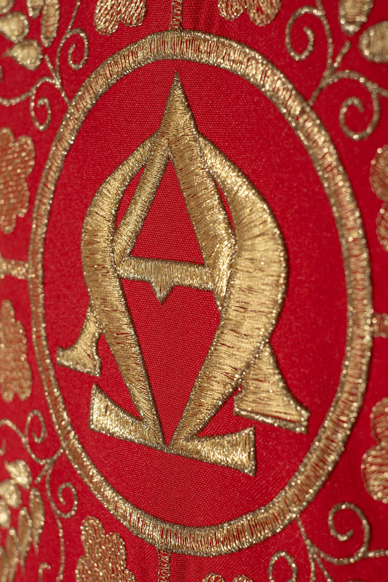 Casula bordada vermelha Alfa e Ômega com espigas - chasubles.com.br