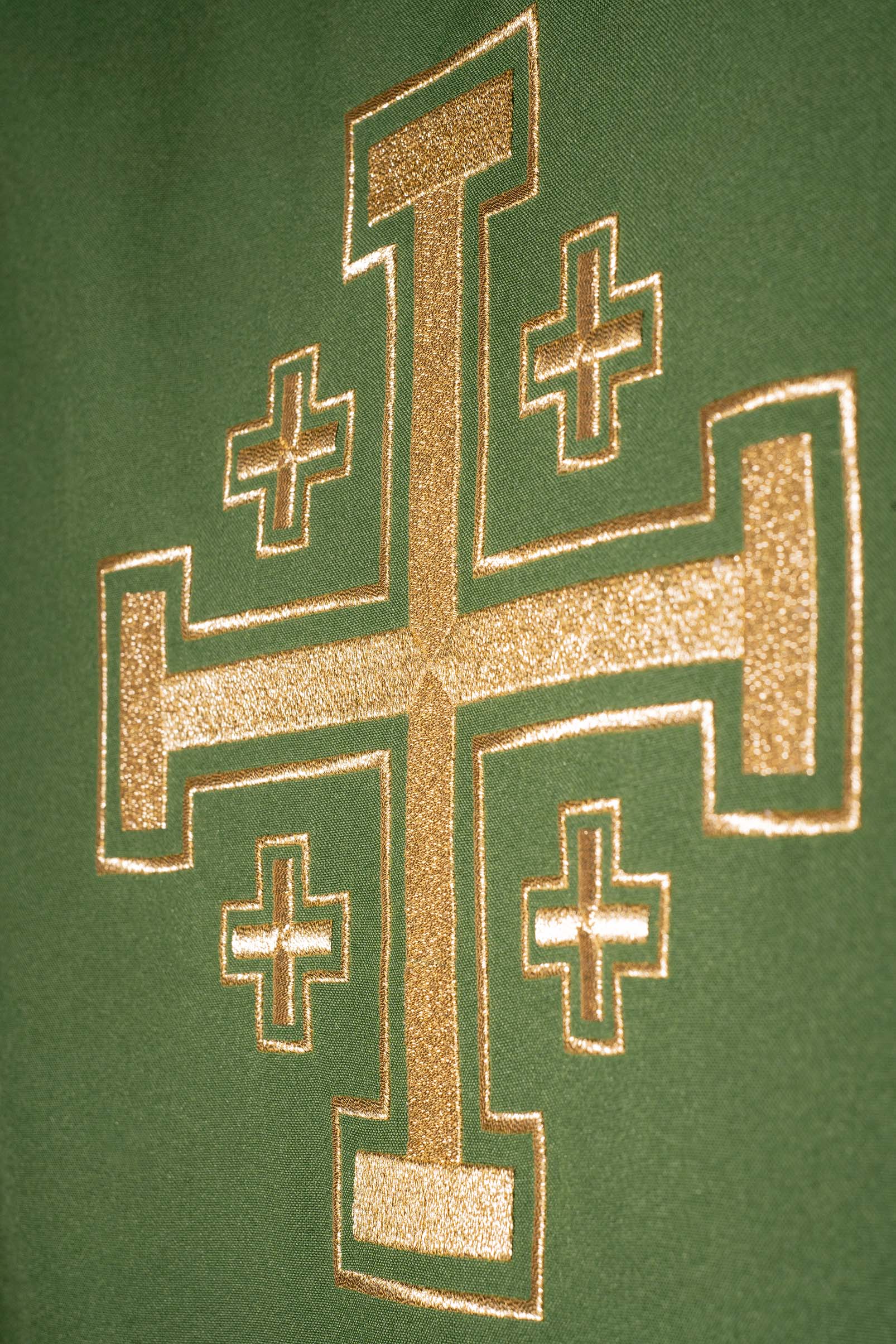 Casula verde bordada com motivo de cruz - chasubles.com.br