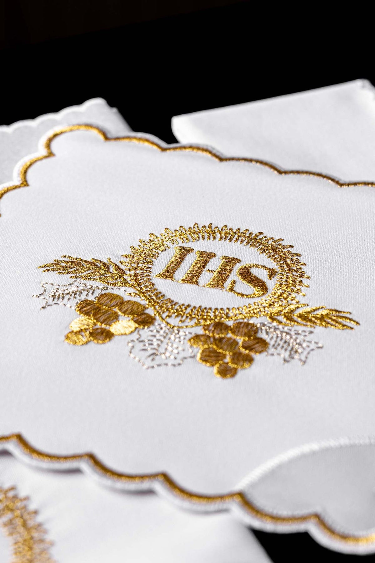 Conjunto branco de alfaias para cálice com bordado do motivo IHS
