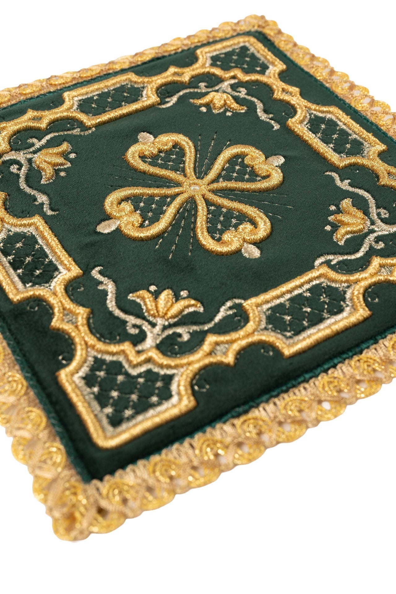 Conjunto de alfaias litúrgicas verde: pala de veludo com bordado de cruz rosácea sobre um cálice dourado, corporal branco com cruzes, sanguíneo e manutérgio.