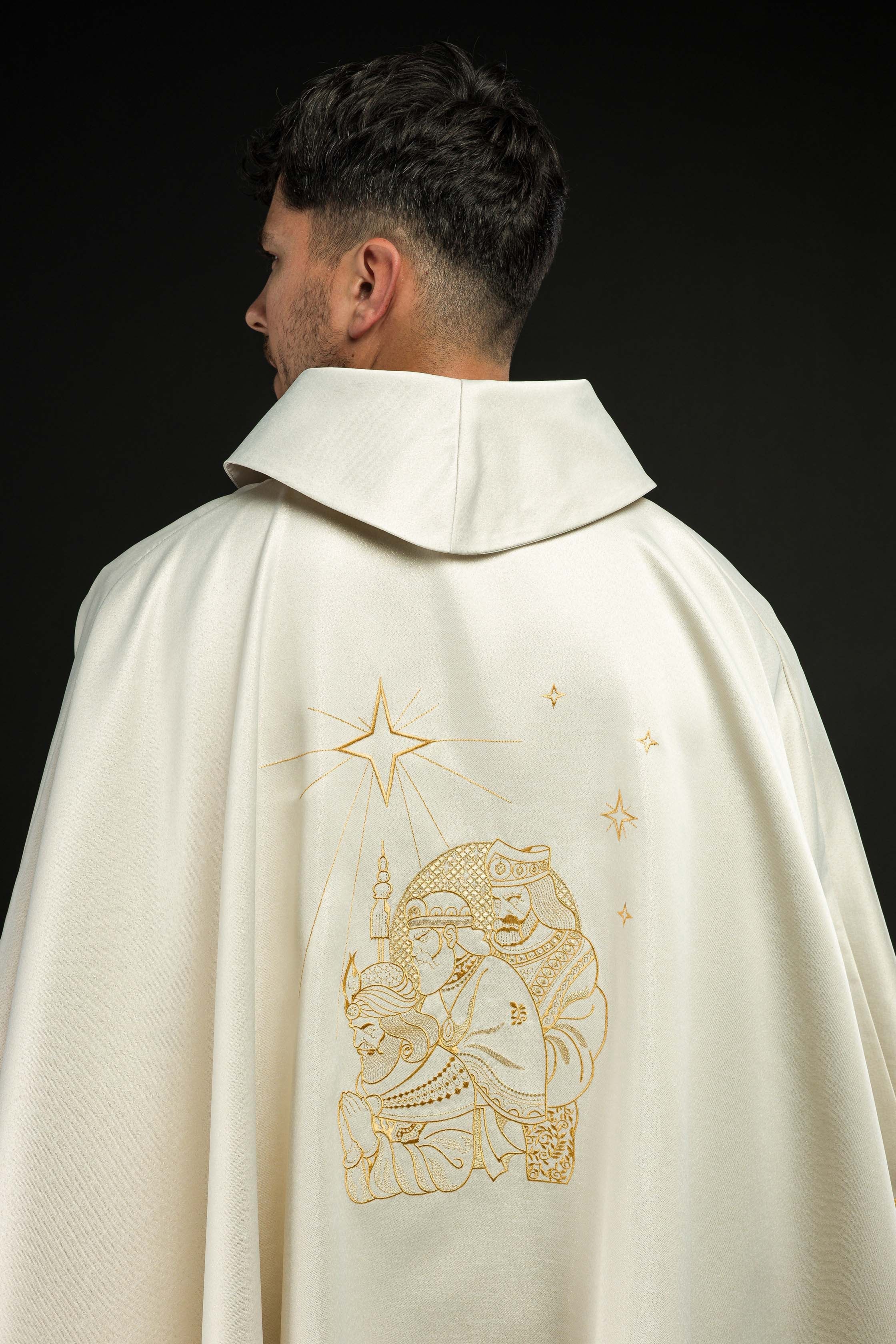 Casula brilhante com bordado dourado dos Três Reis Magos