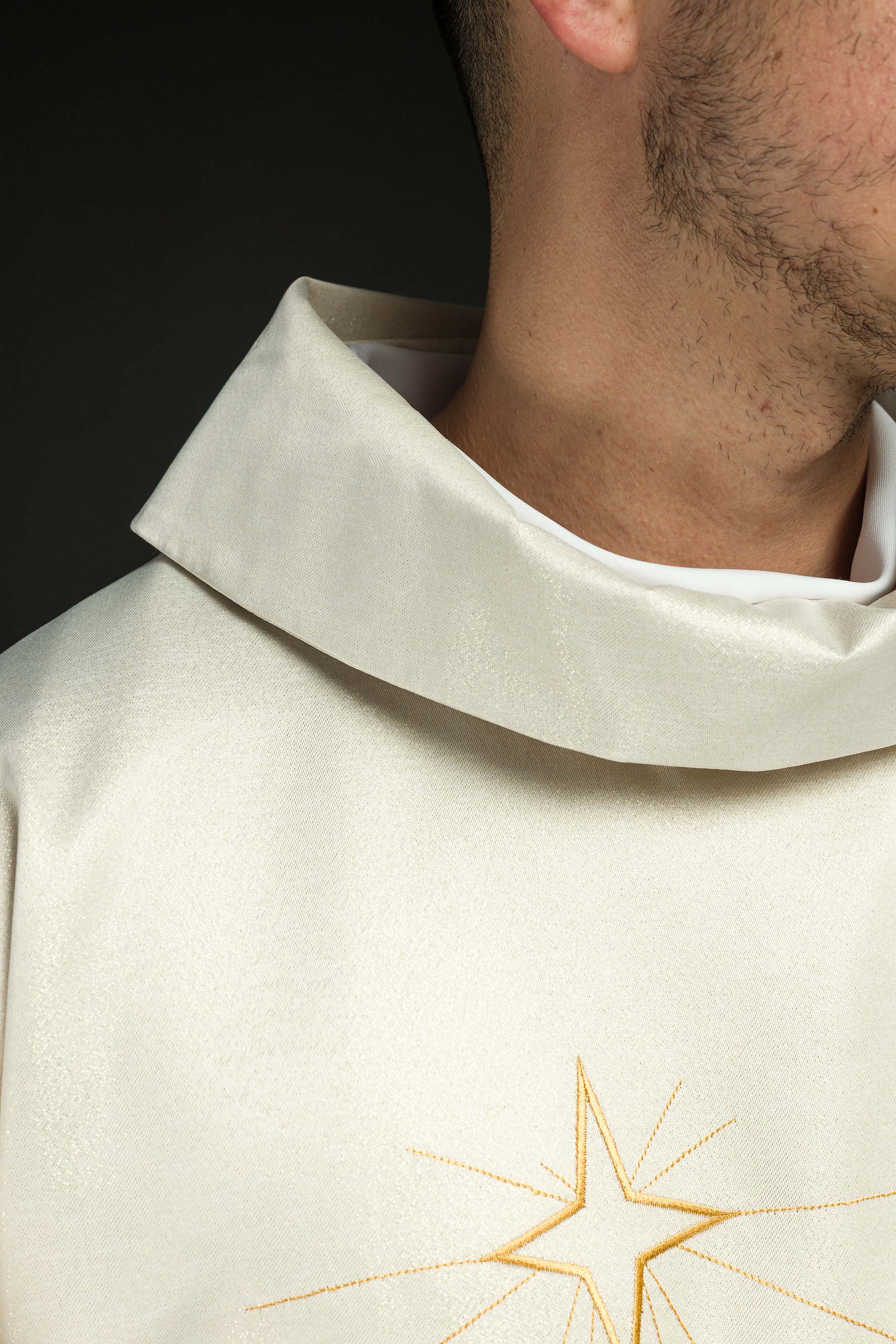 Casula brilhante com bordado dourado dos Três Reis Magos
