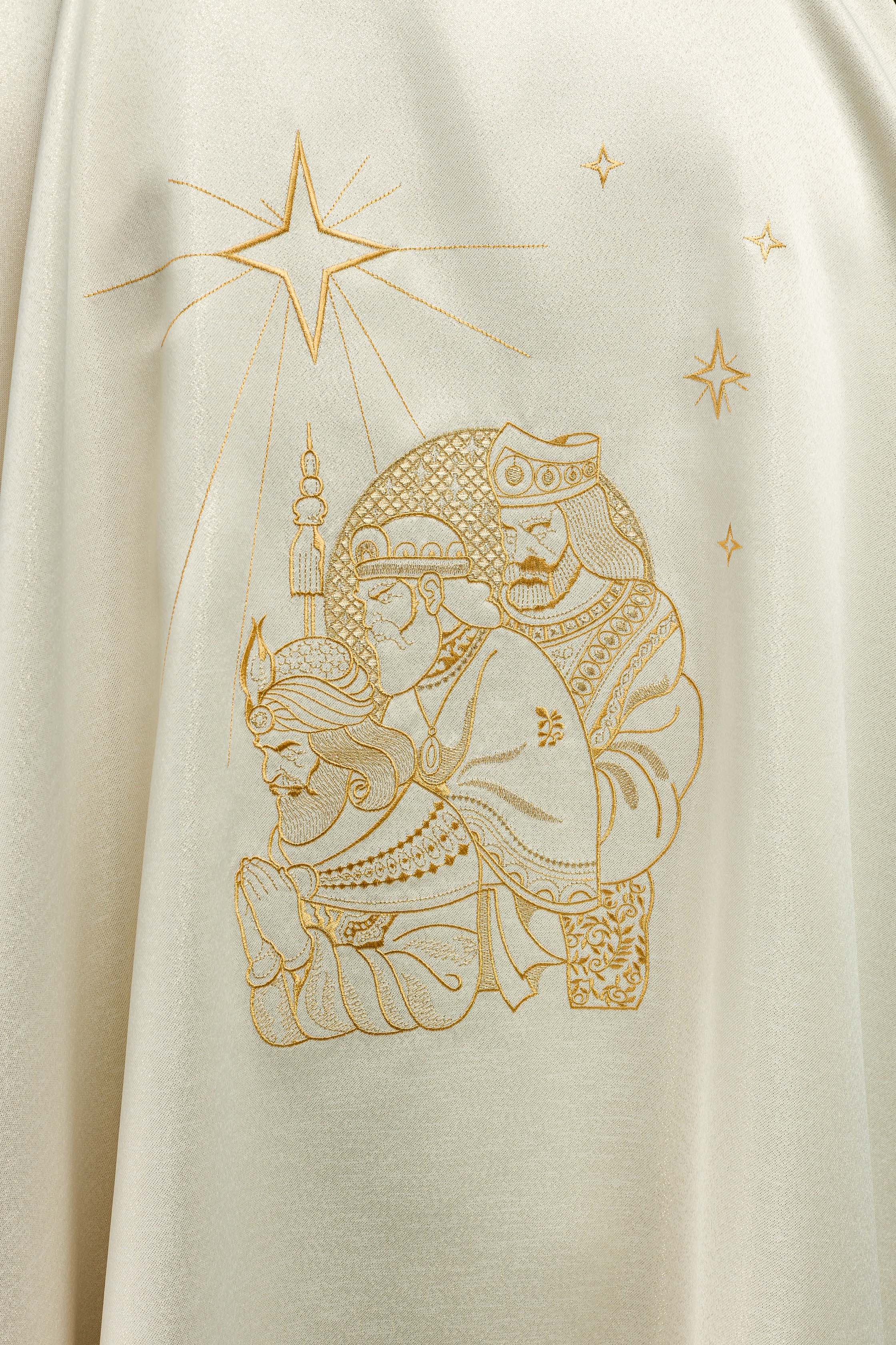 Casula brilhante com bordado dourado dos Três Reis Magos