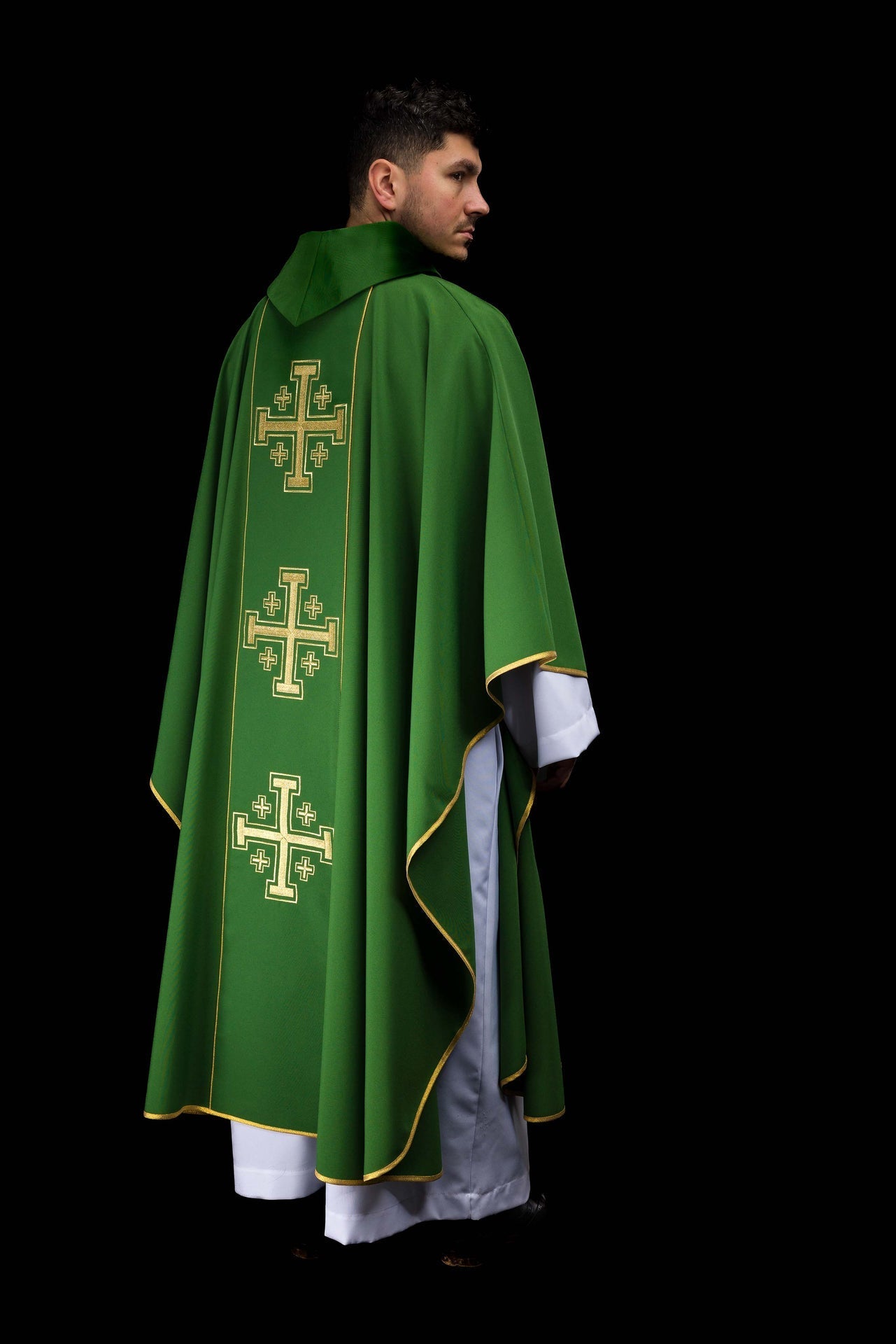 Casula verde bordada com faixa e cruzes de Jerusalém - chasubles.com.br